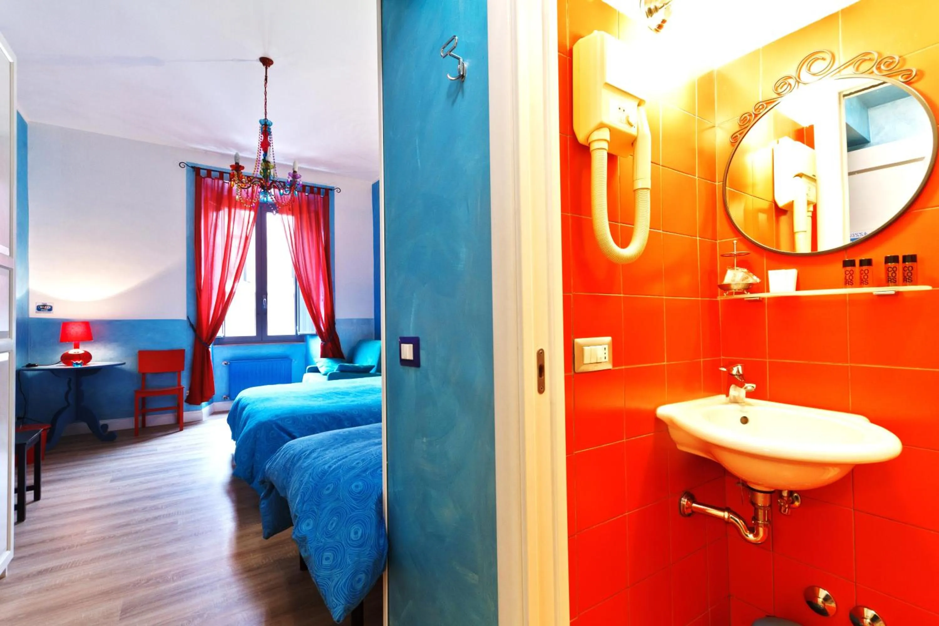 Photo of the whole room, Bed in Dream Station