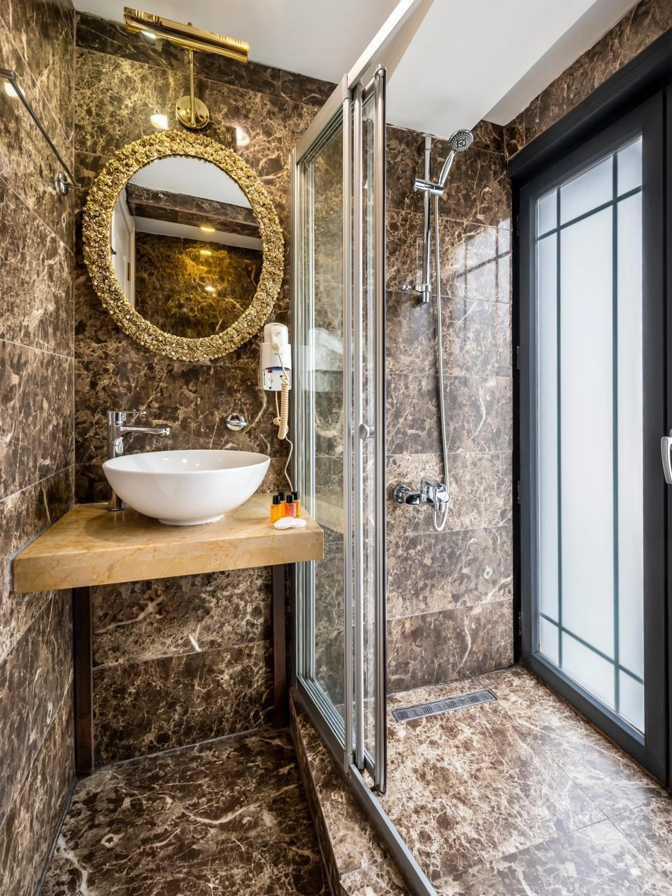 Bathroom in Golden Gate Hotel Topkapı