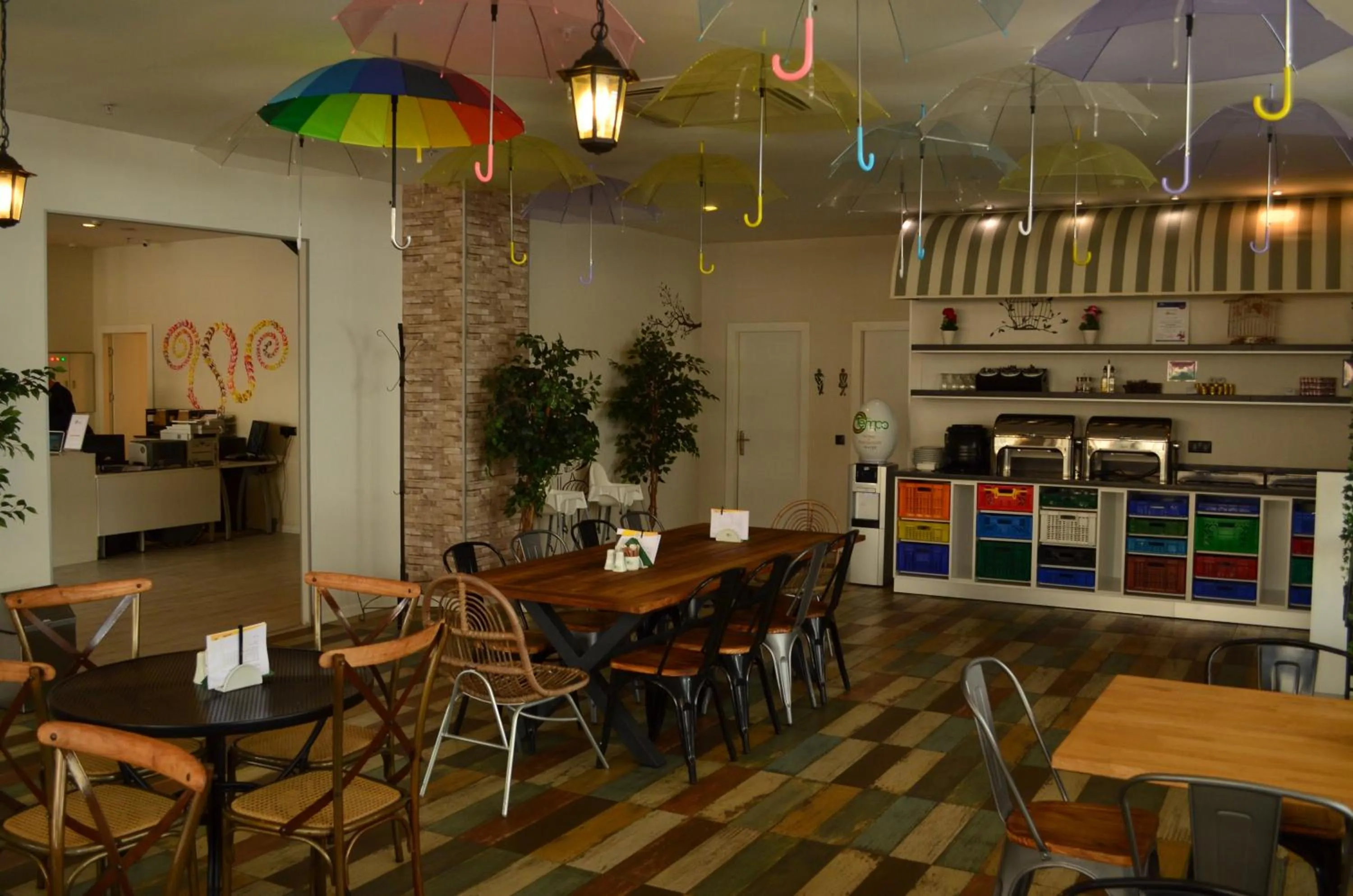 Restaurant/places to eat in Tempo Fair Suites