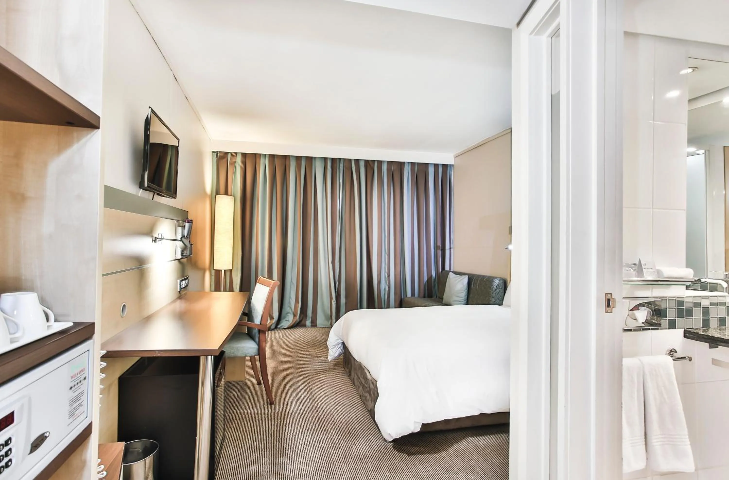 Photo of the whole room, Bed in Holiday Inn Express Sandton-Woodmead by IHG