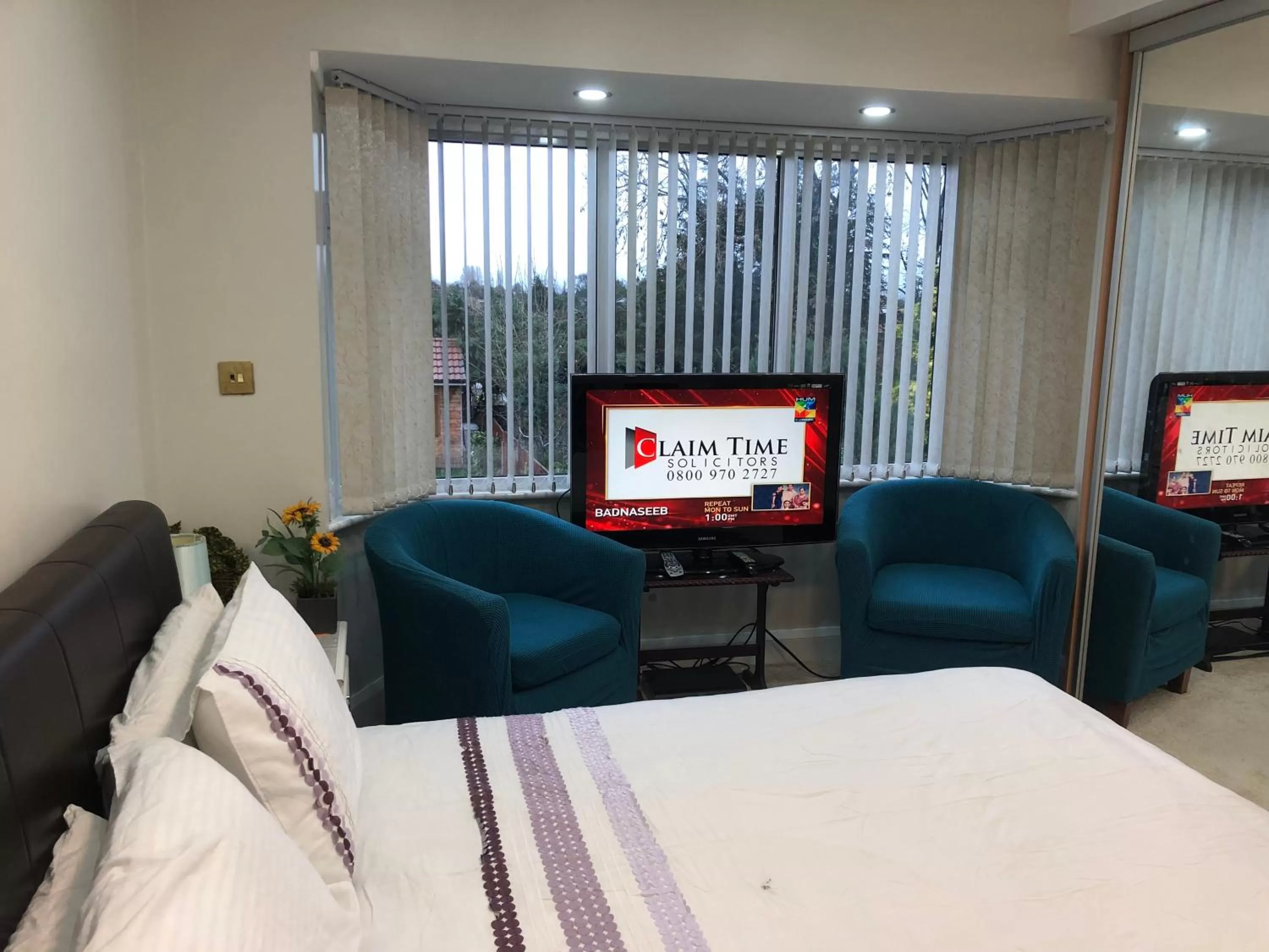 Seating area, Bed in Lyndon B&B