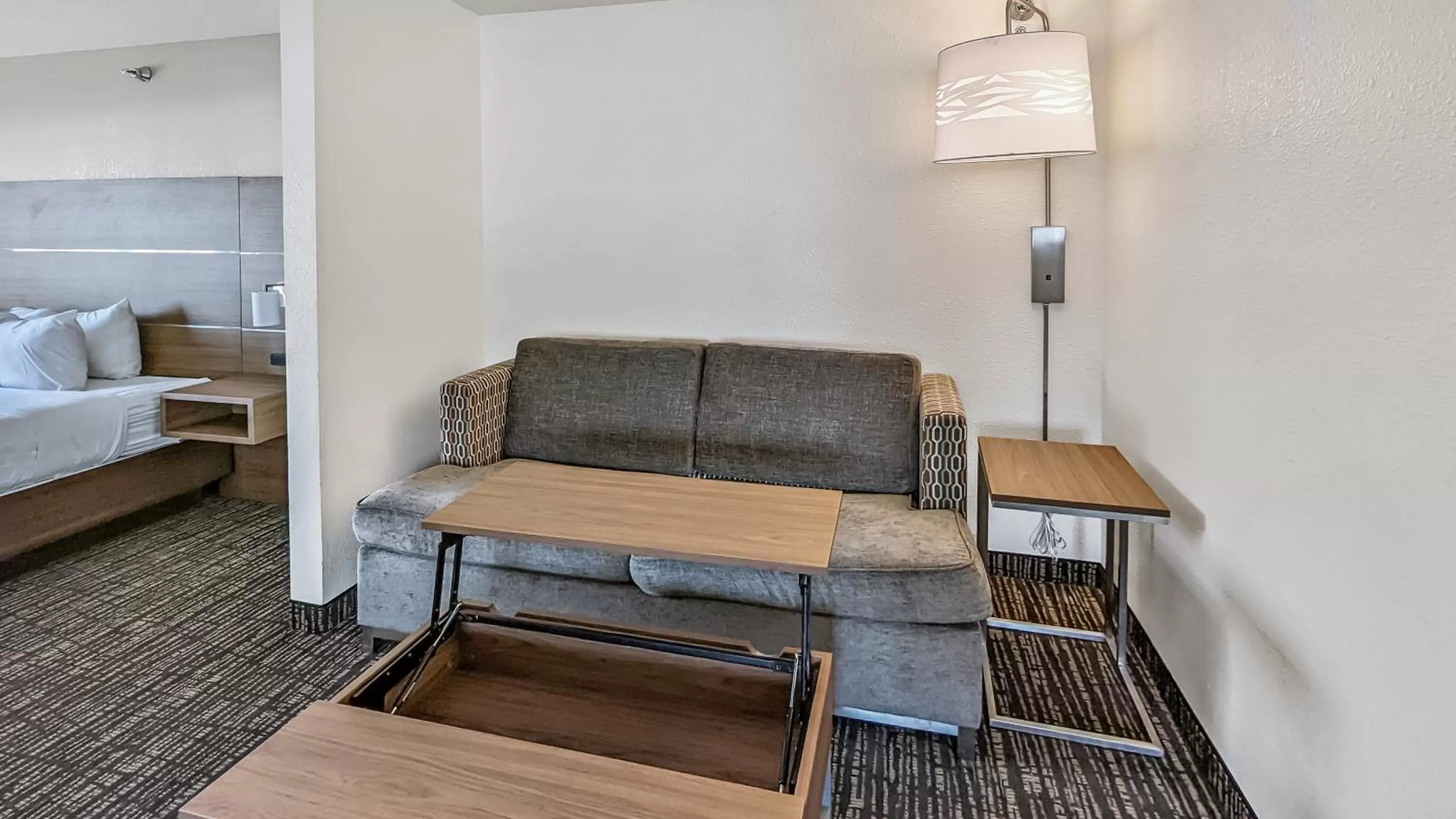 Living room, Bed in Estherville Hotel & Suites