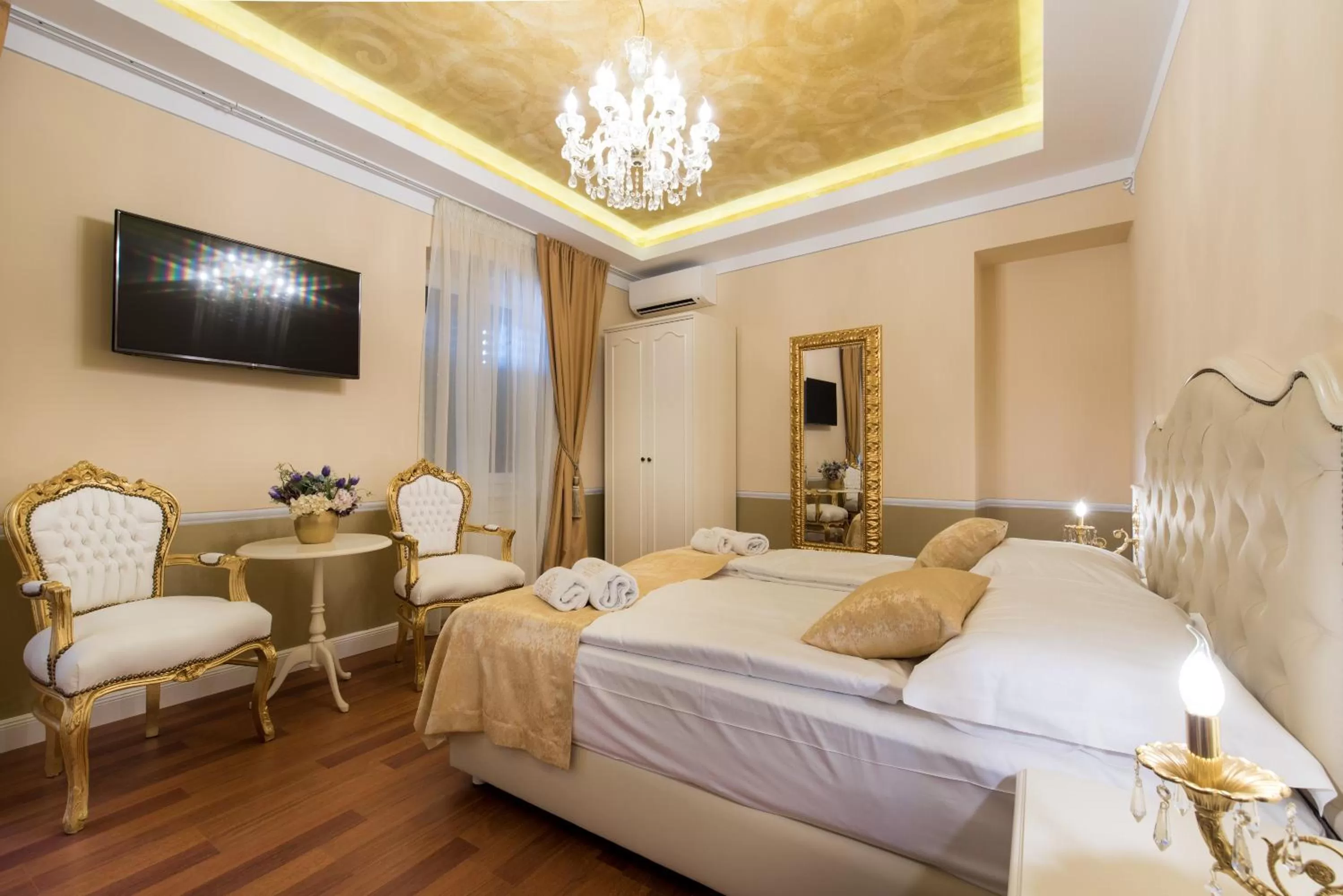 Bed in Central Square Heritage Hotel