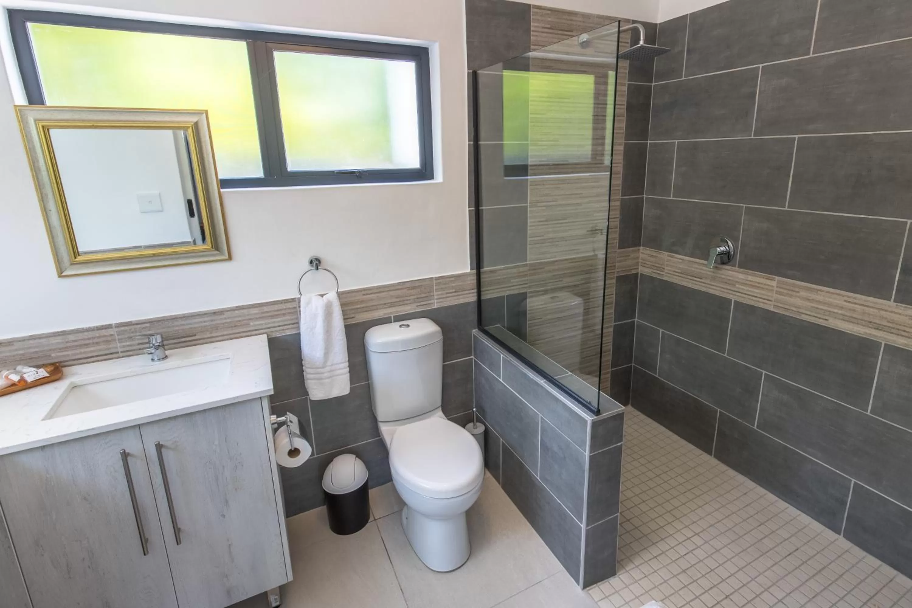 Bathroom in Mimosa Lodge