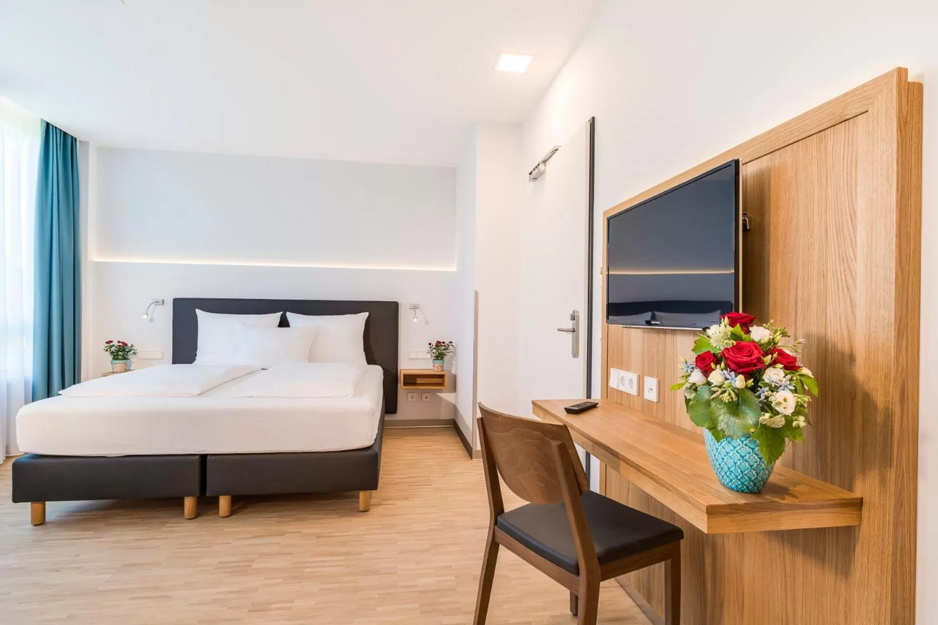 Photo of the whole room, Bed in Hotel-Etage Apfelrot