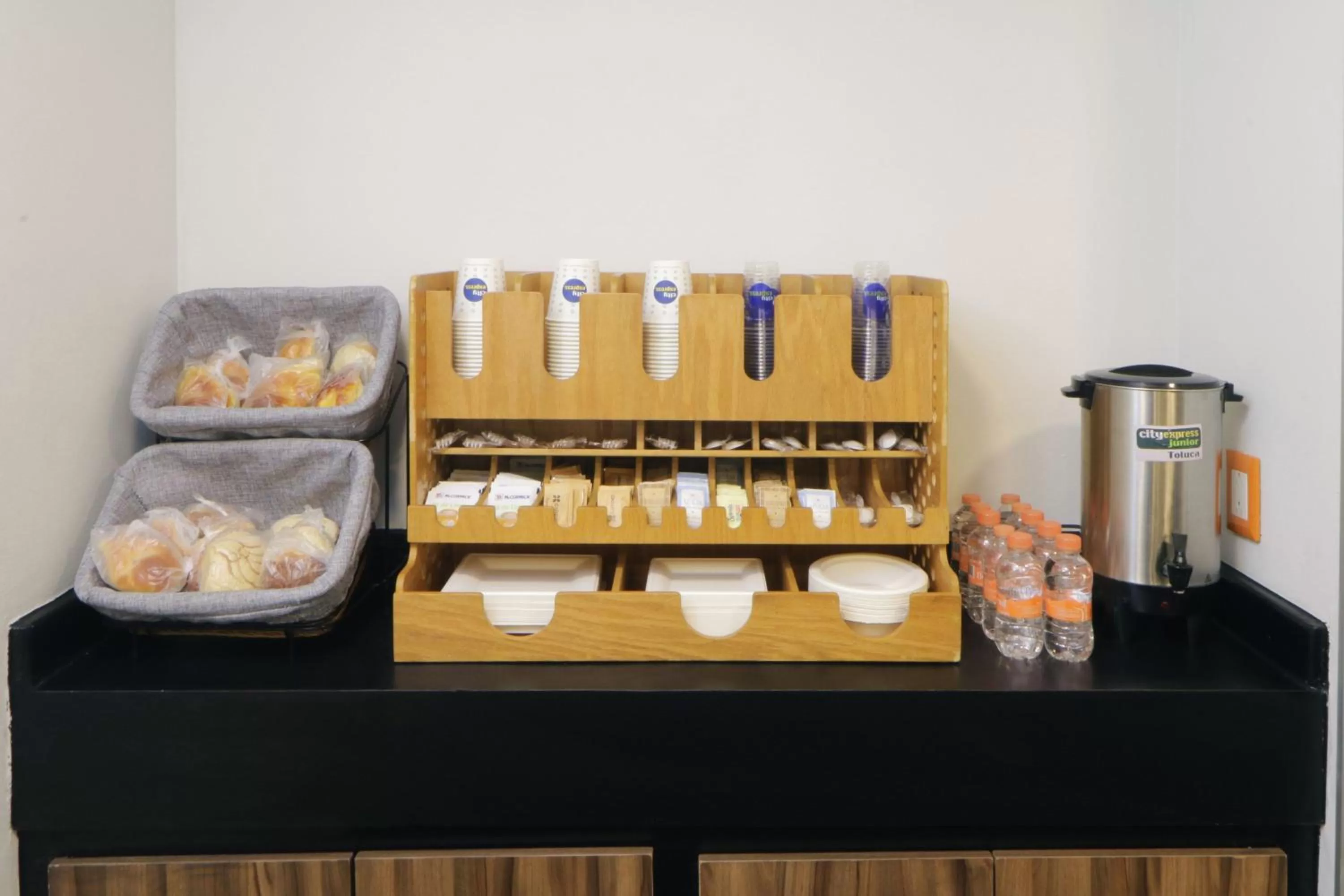 Restaurant/places to eat in City Express Junior by Marriott Toluca Aeropuerto