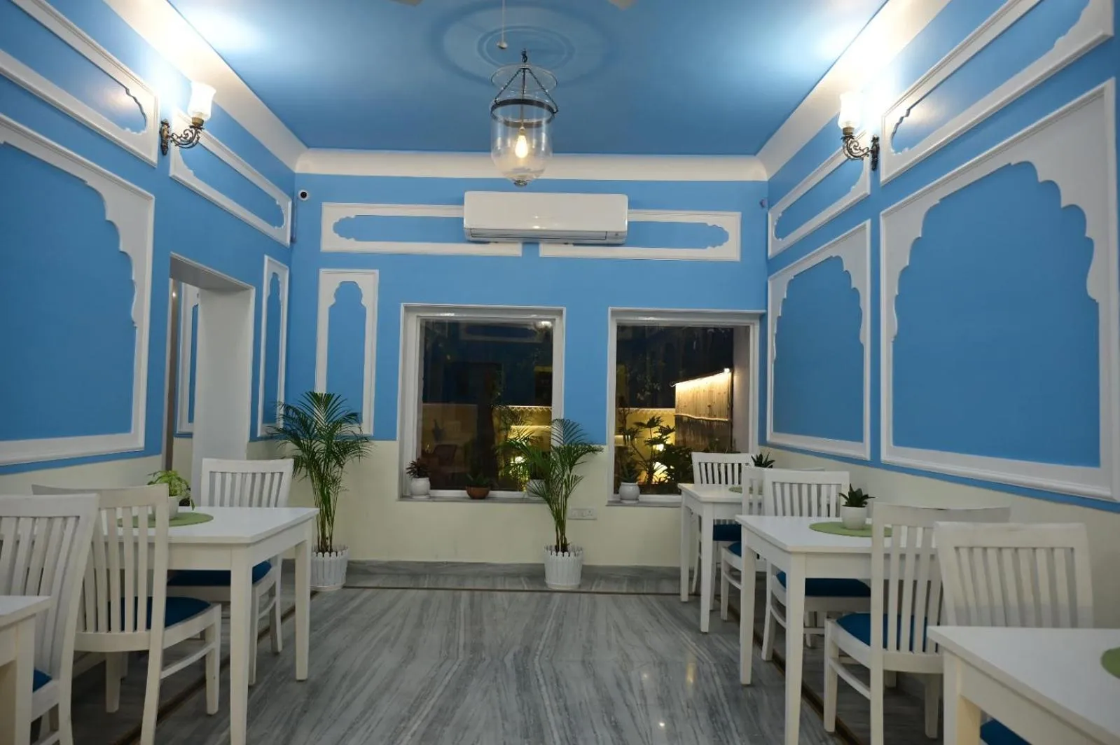Restaurant/places to eat in Anuraag Villa