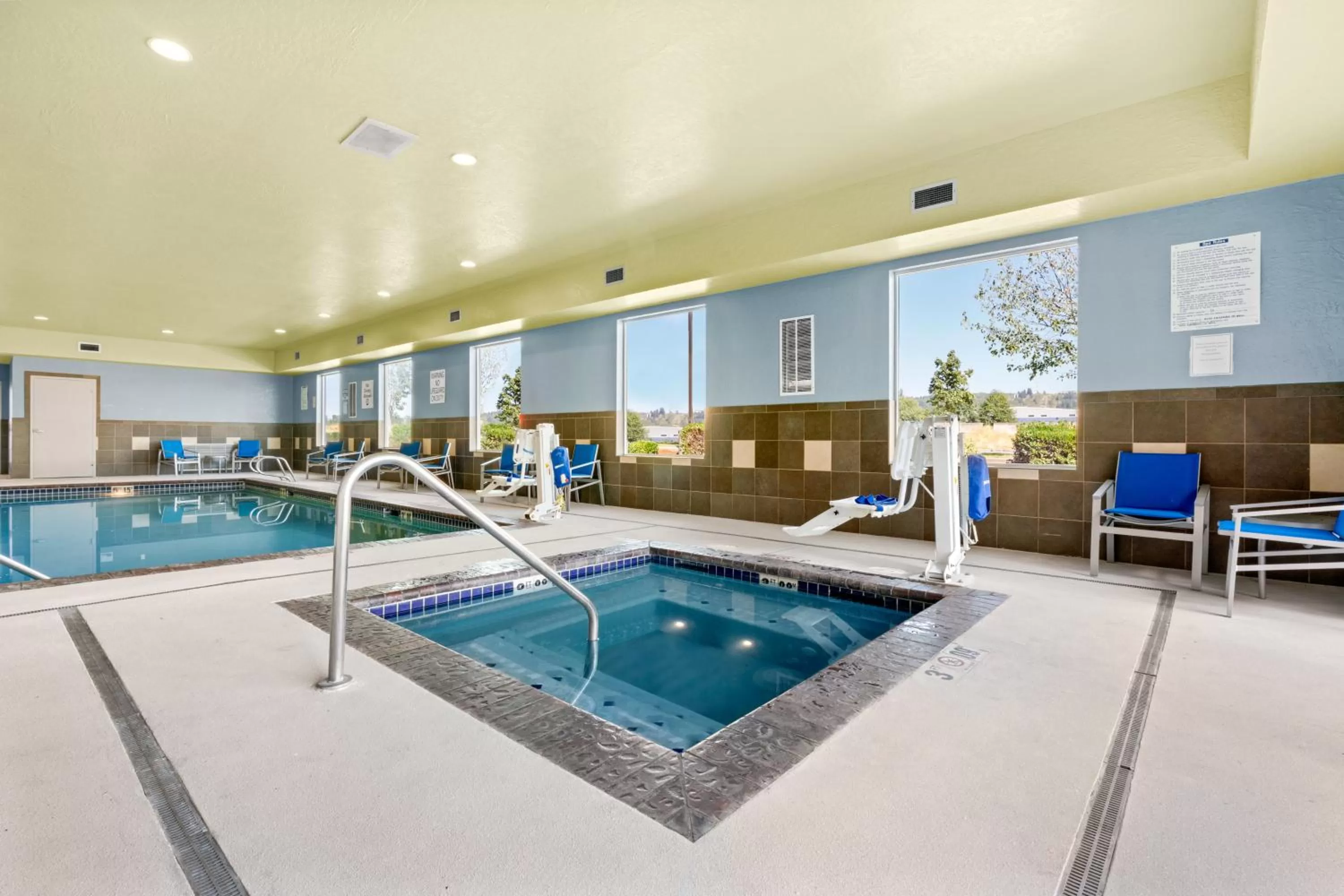 Swimming pool in Holiday Inn Express and Suites Sumner by IHG