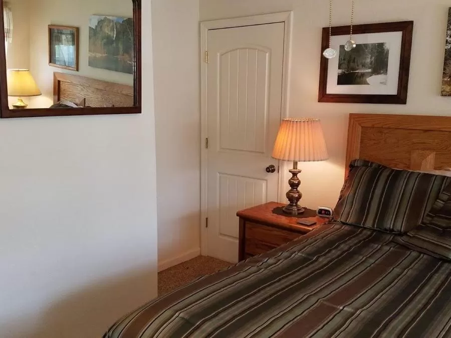 Bedroom, Bed in Yosemite Nights Bed & Breakfast