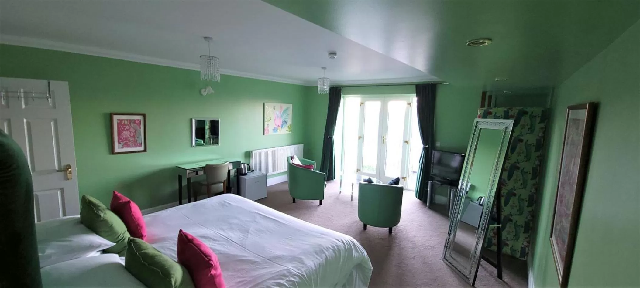 Photo of the whole room, Bed in Patricks Boathouse