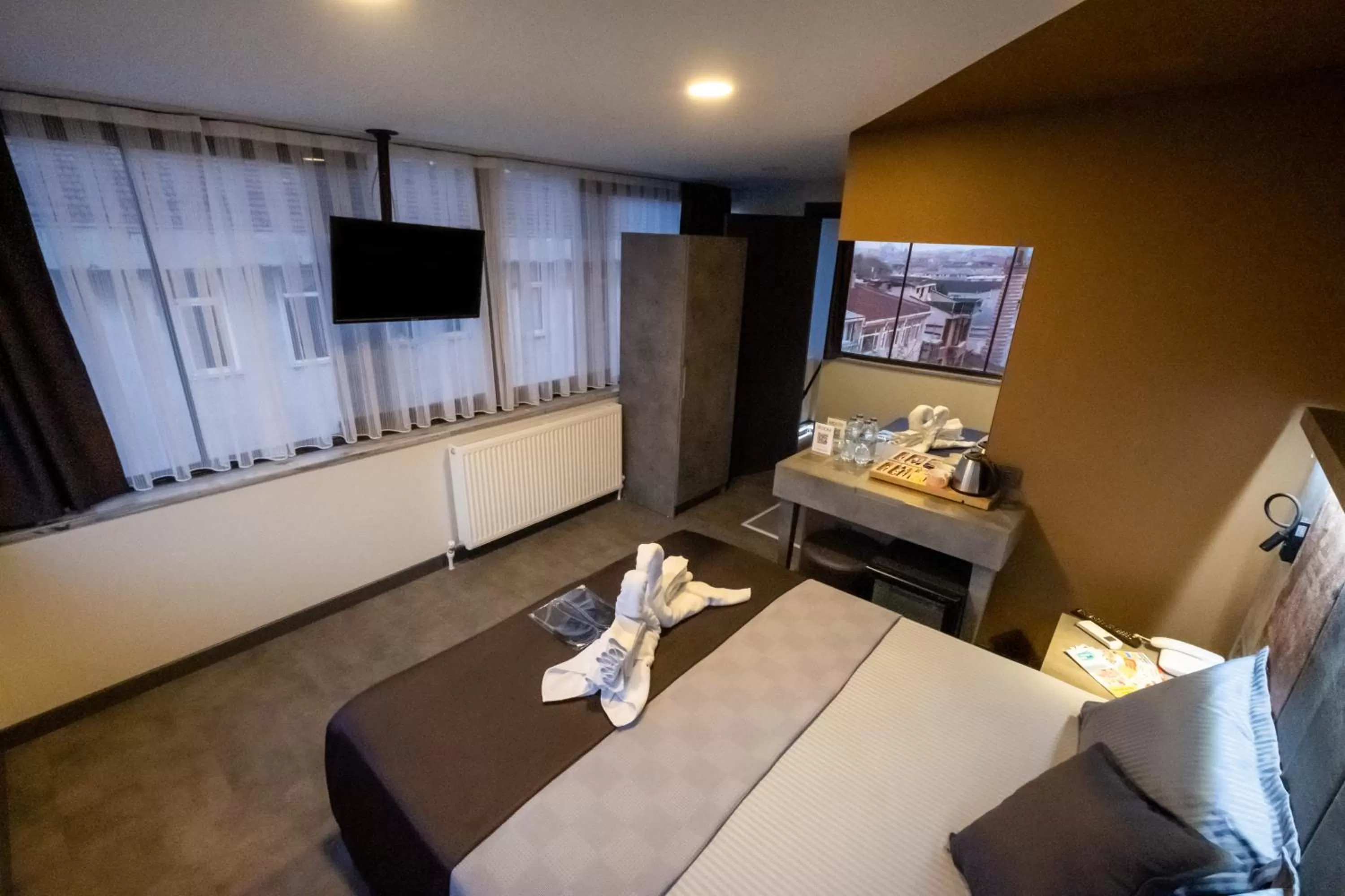 TV and multimedia, Bed in The Queen Hotel