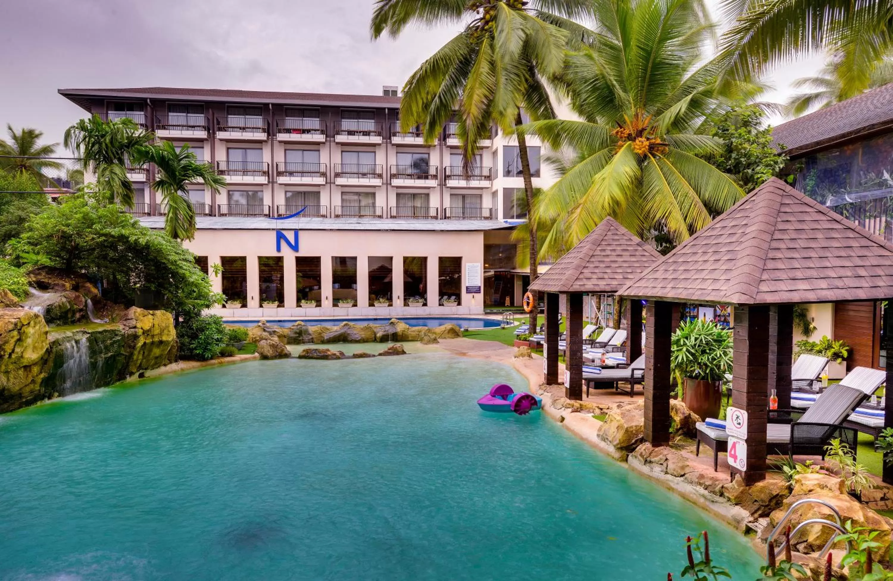 Swimming pool in Novotel Goa Candolim