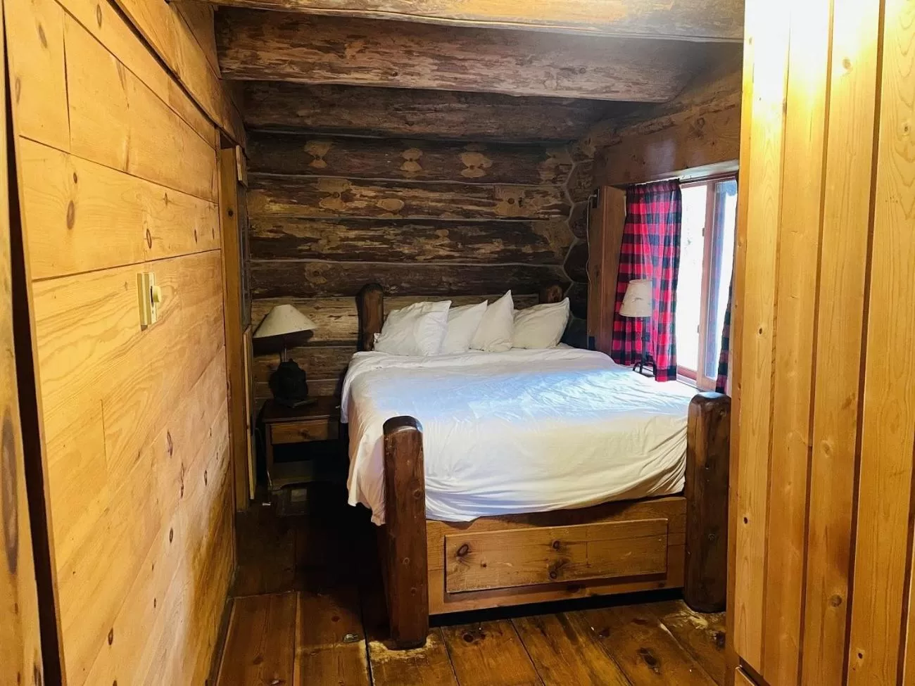 Bedroom, Bed in Drummond Island Resort