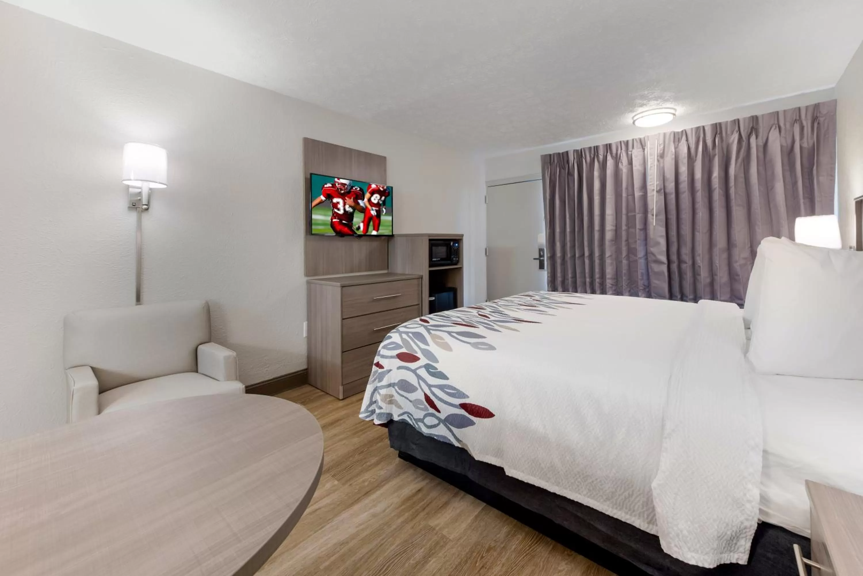 Photo of the whole room, Bed in Red Roof Inn Dayton - Moraine/U of Dayton