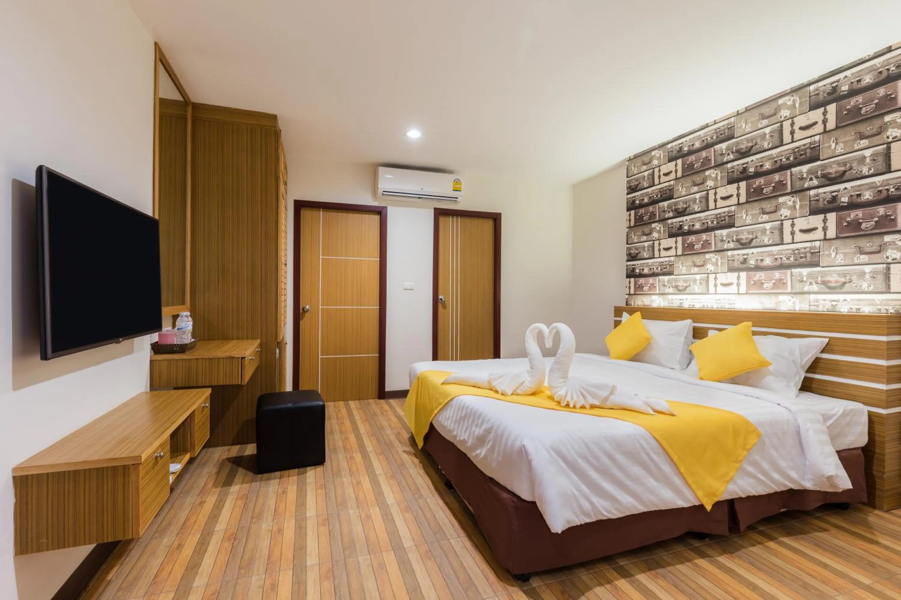 Photo of the whole room, Bed in Tee Pak Dee Resident Phuket
