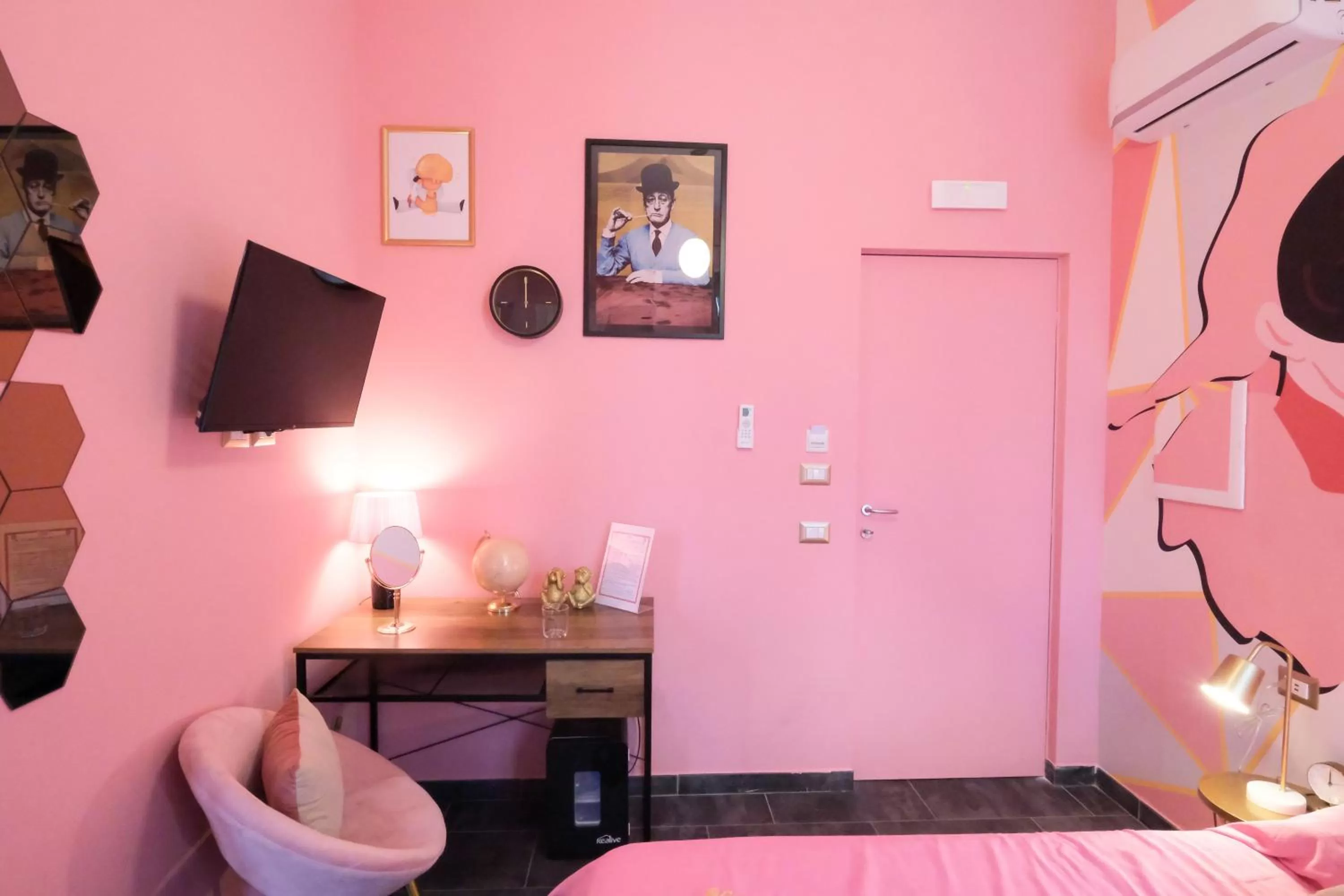 Bedroom, TV/Entertainment Center in LH51 B&B