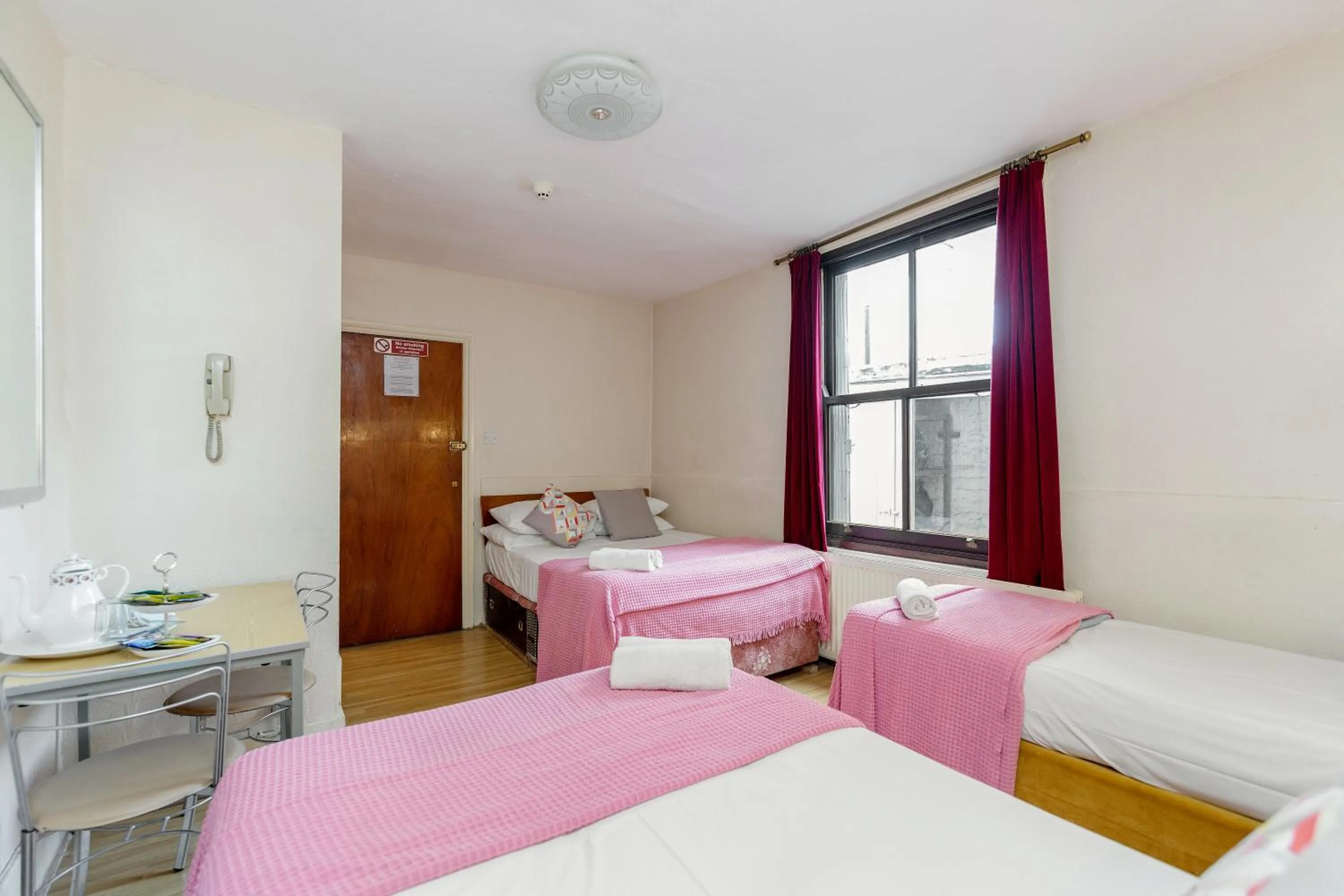 Photo of the whole room, Bed in Russell Square Hotel