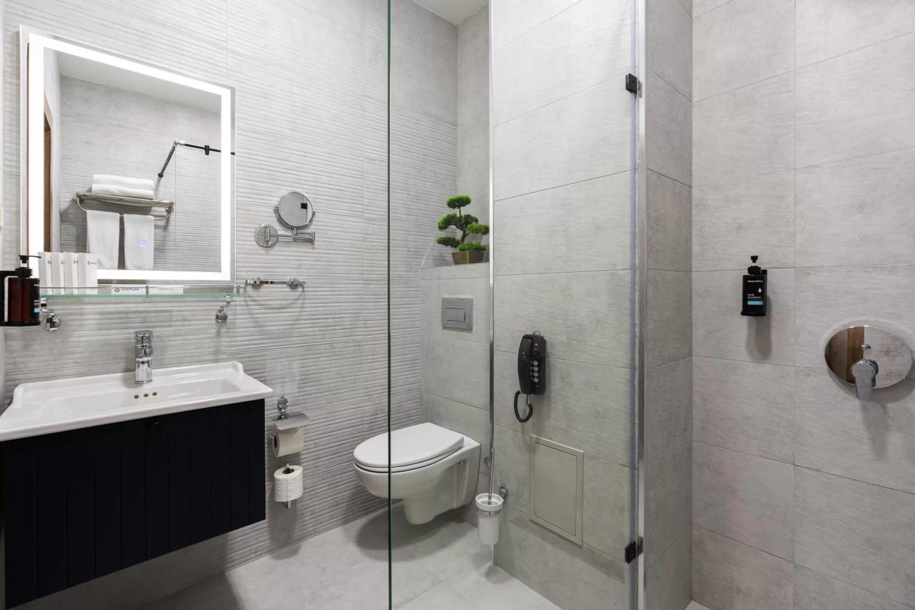 Shower in Shamsan Airport Hotel