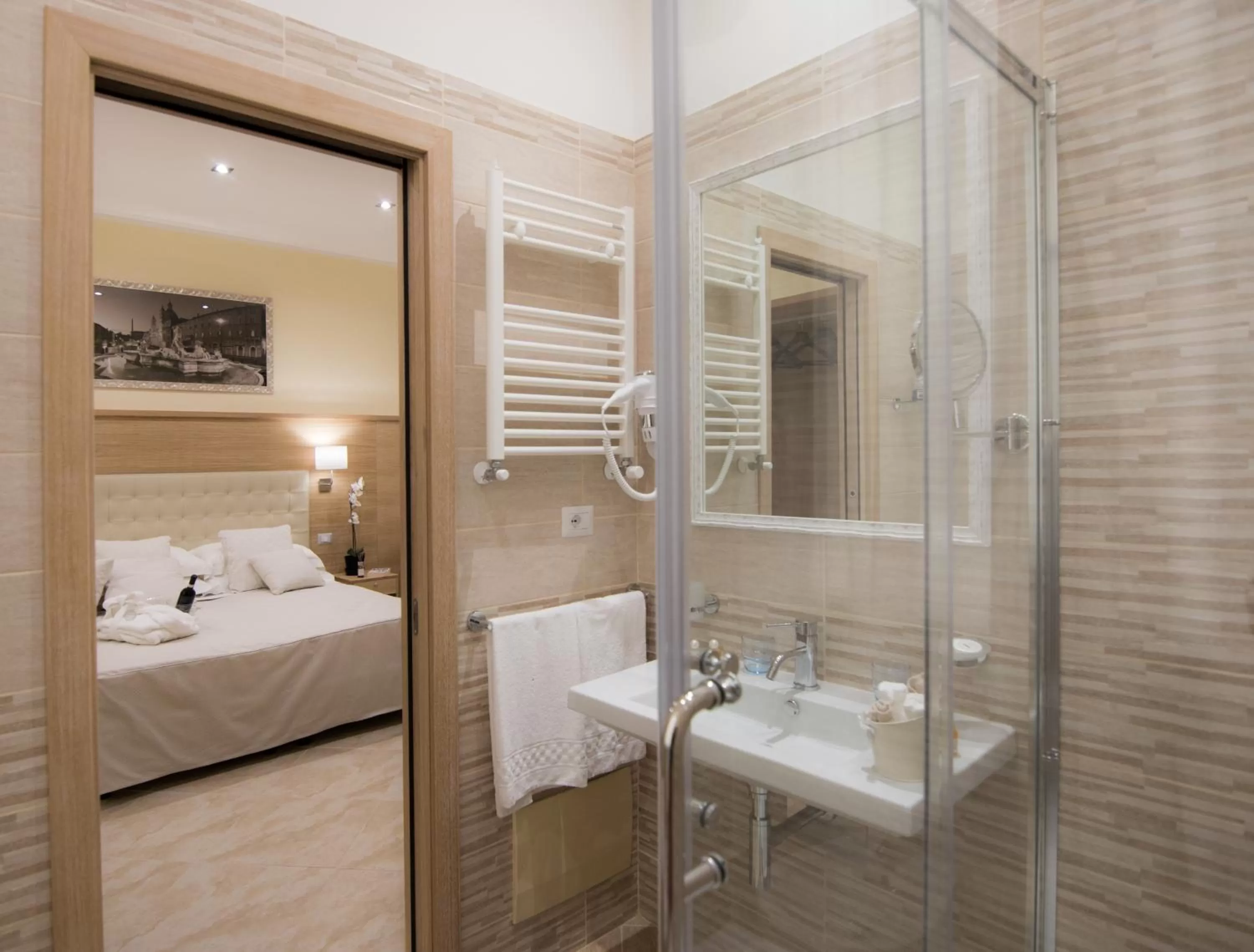 Shower, Bed in Esposizione Palace Hotel
