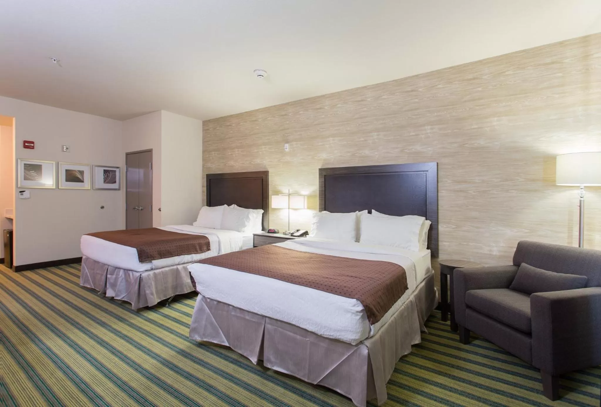Photo of the whole room, Bed in Holiday Inn Texarkana Arkansas Convention Center by IHG