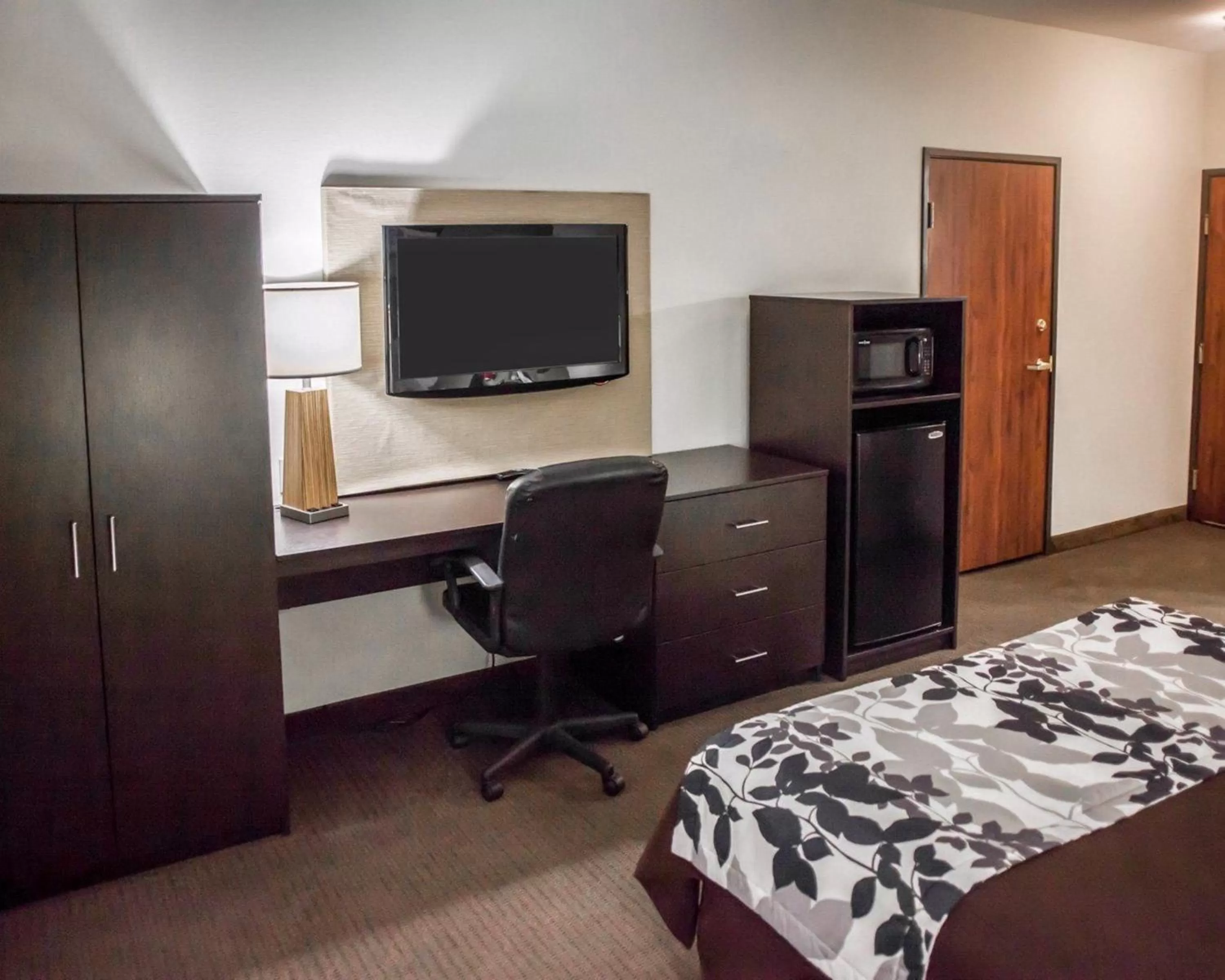King Suite - Accessible/Non-Smoking in Garner Hotel Topeka West by IHG
