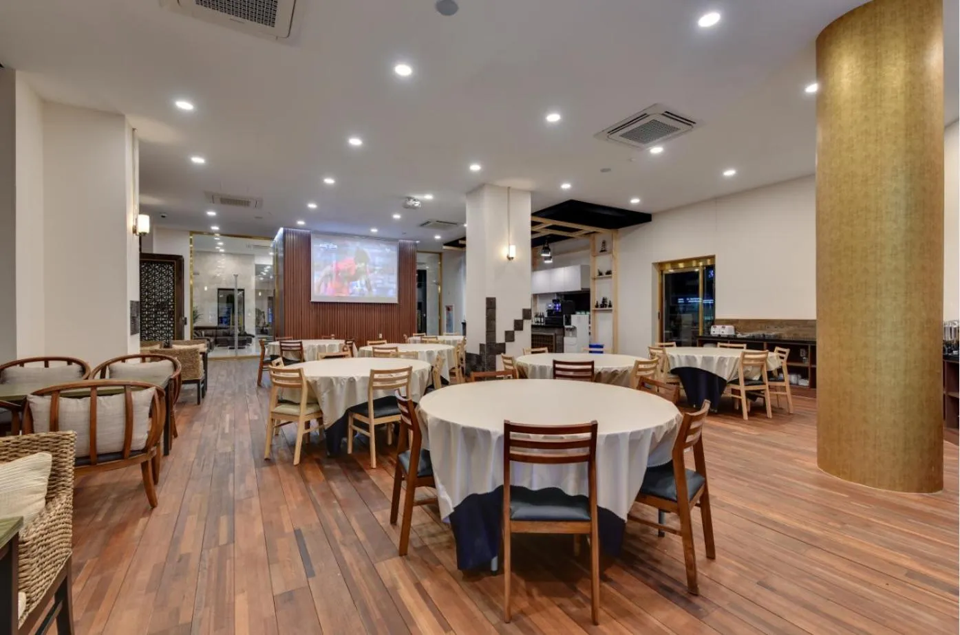 Restaurant/places to eat in Sea Moon Tourist Hotel