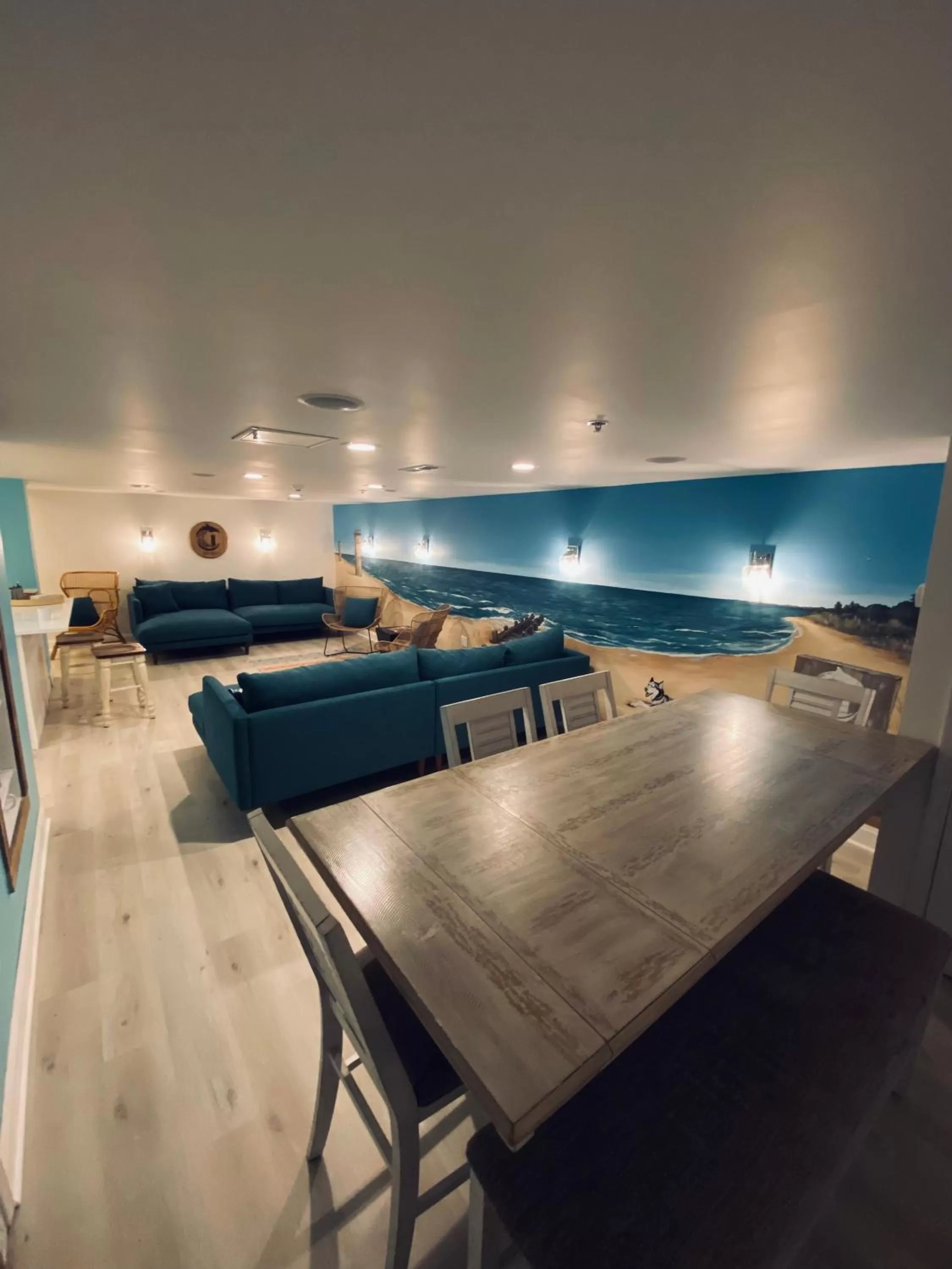 Communal lounge/ TV room in Canalside Inn