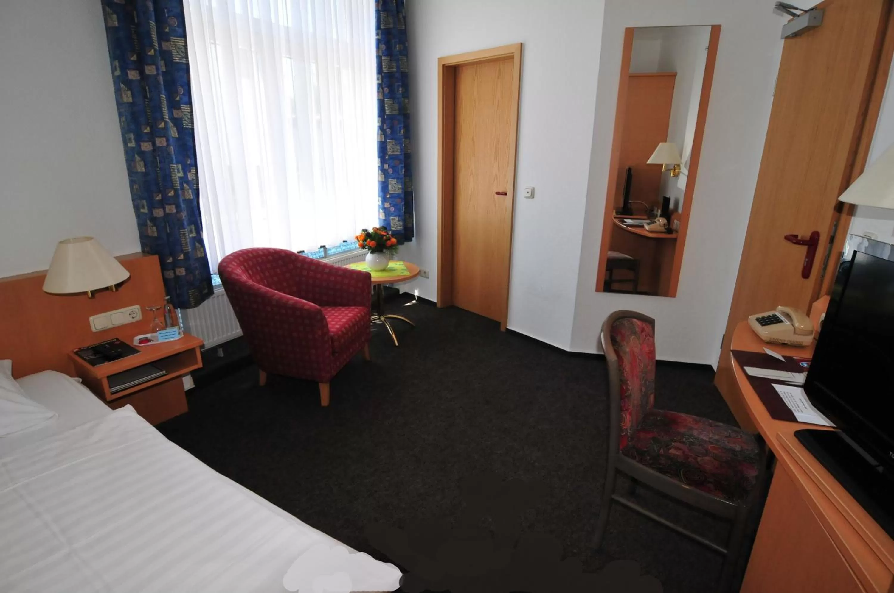 Seating area, Bed in Hotel Stadt Reinfeld