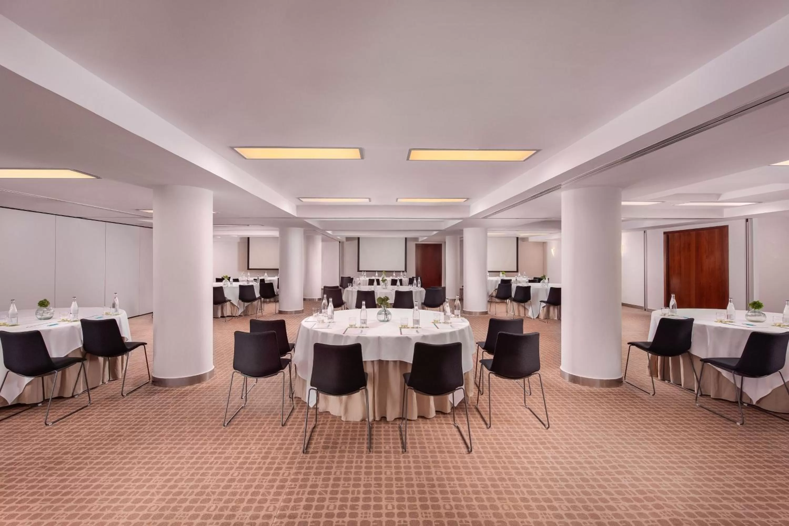 Lounge or bar in Le Meridien Barcelona