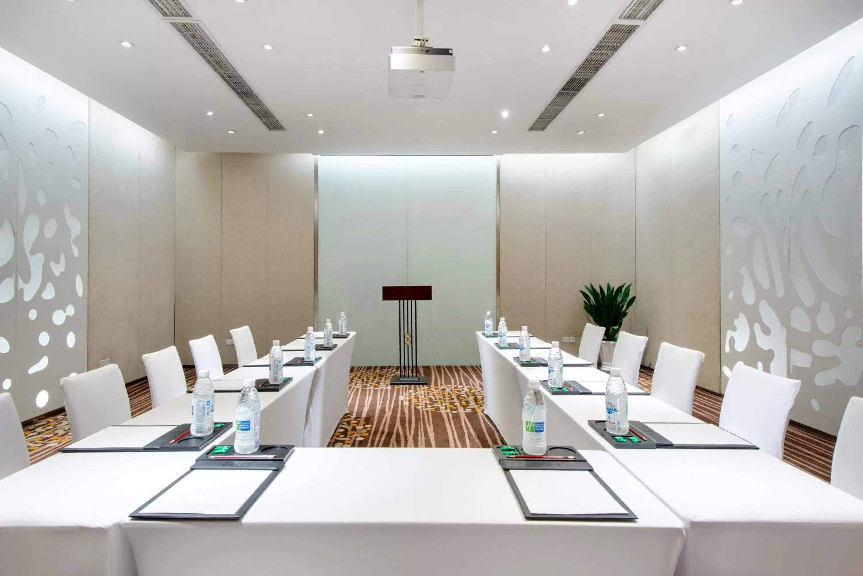 Meeting/conference room in Holiday Inn Express Chengdu Gulou