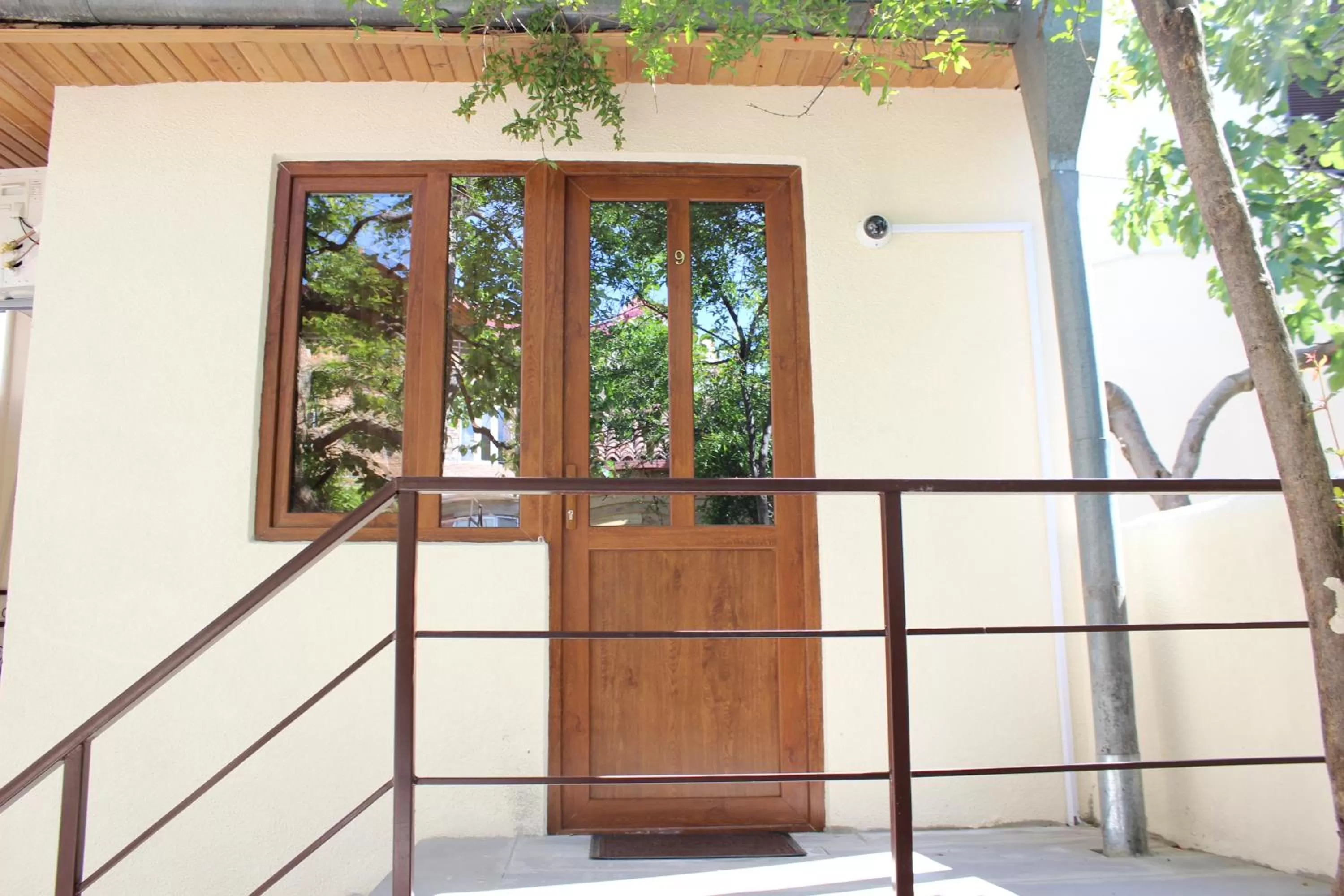 Facade/entrance in Heyvany