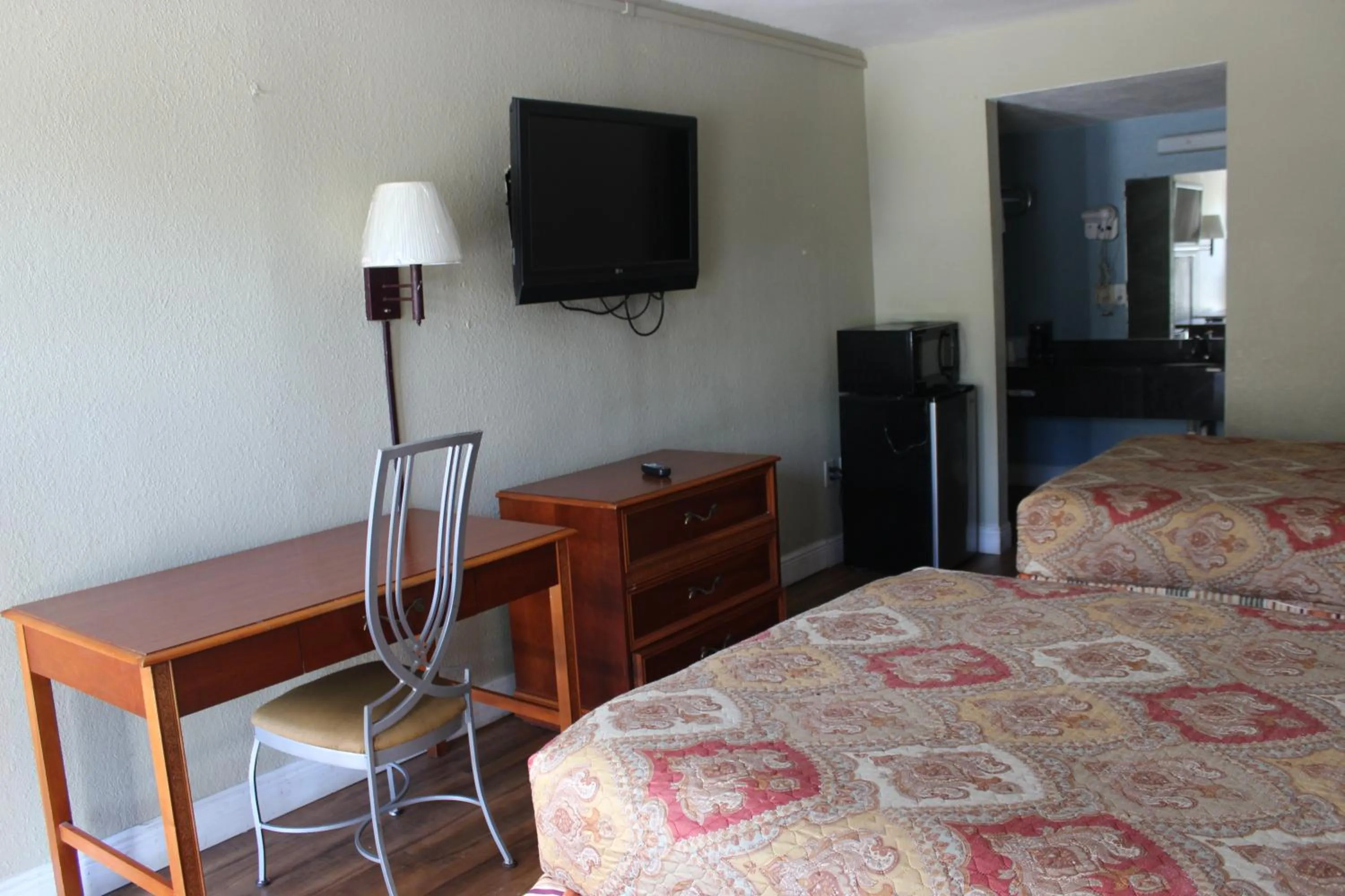 Bed in Tampa Inn Near Busch Gardens