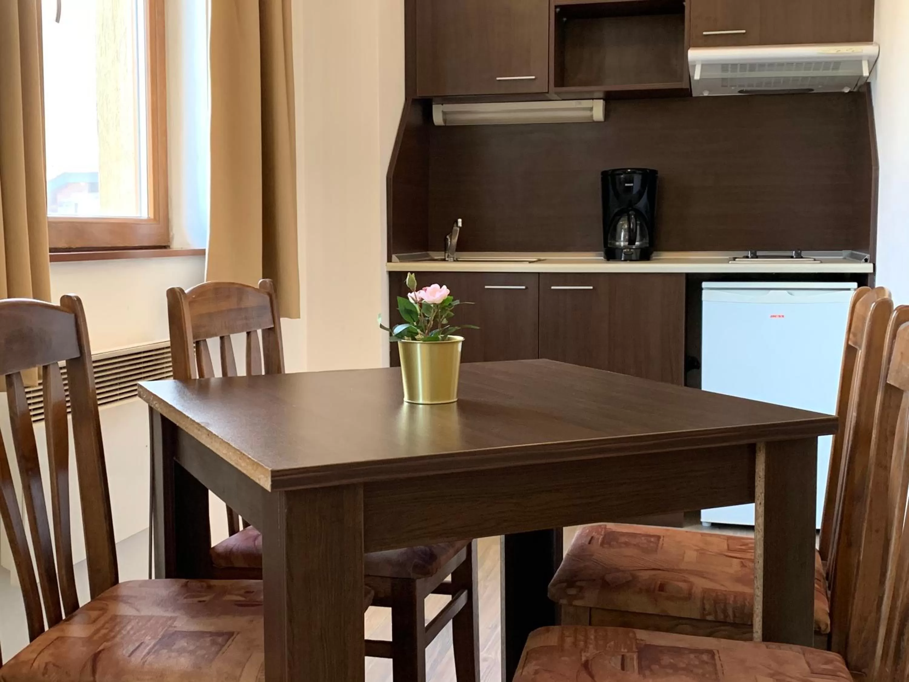Coffee/tea facilities, Dining Area in StayInn Banderitsa Apartments with kitchen & BBQ