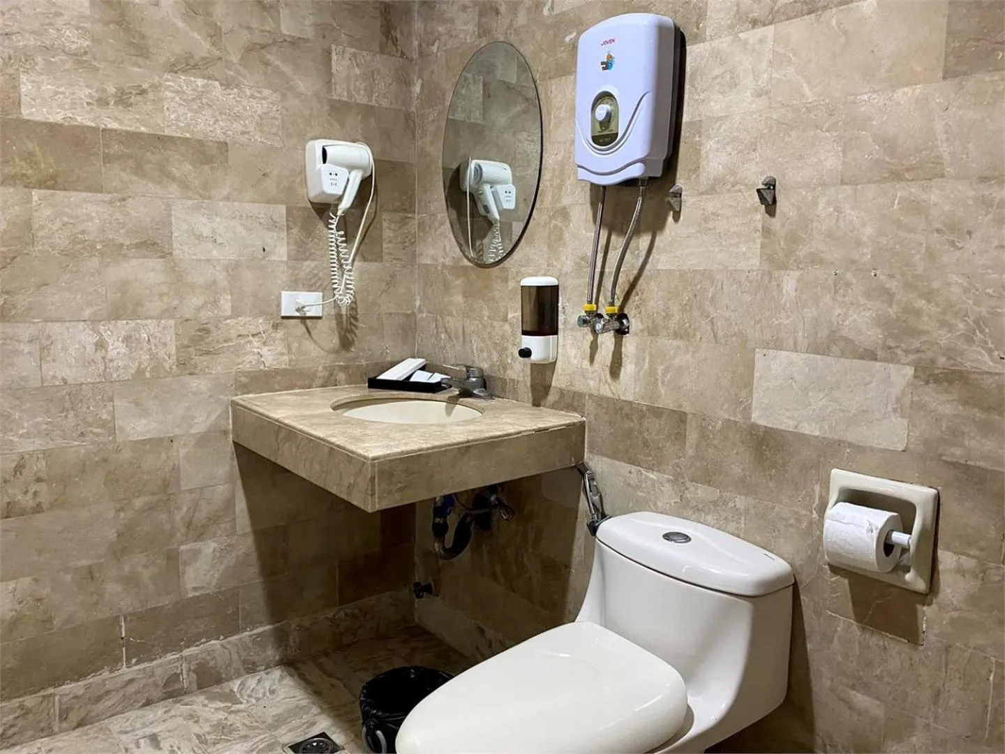 Shower in White Knight Hotel Intramuros