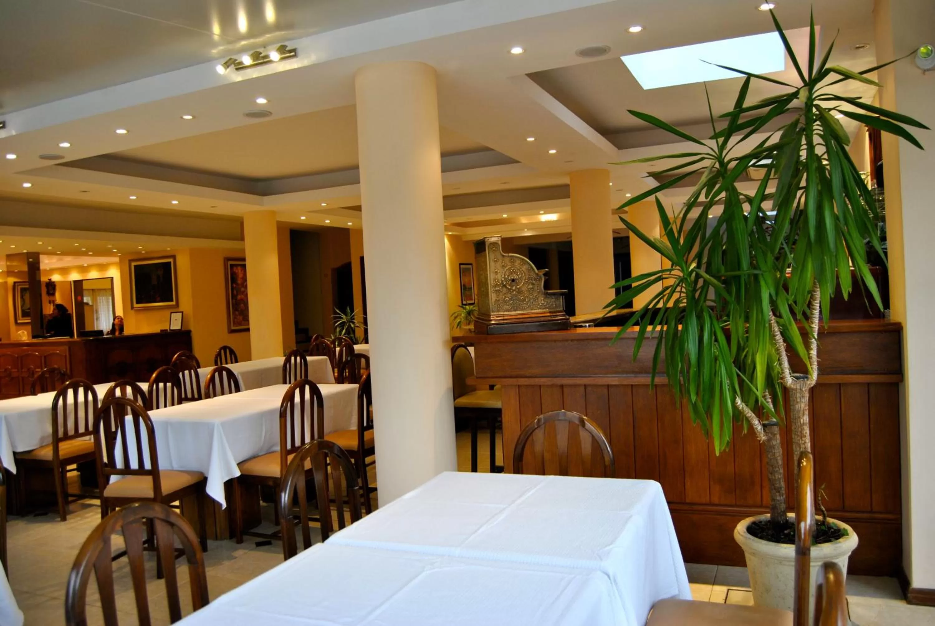 Restaurant/places to eat in Hotel Iberia