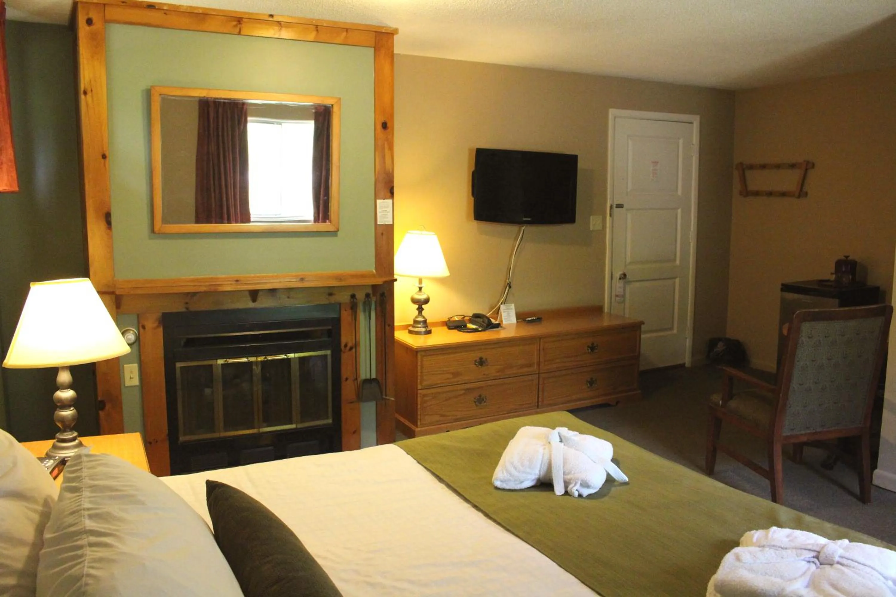 Photo of the whole room in Colonial Resort-1000Islands