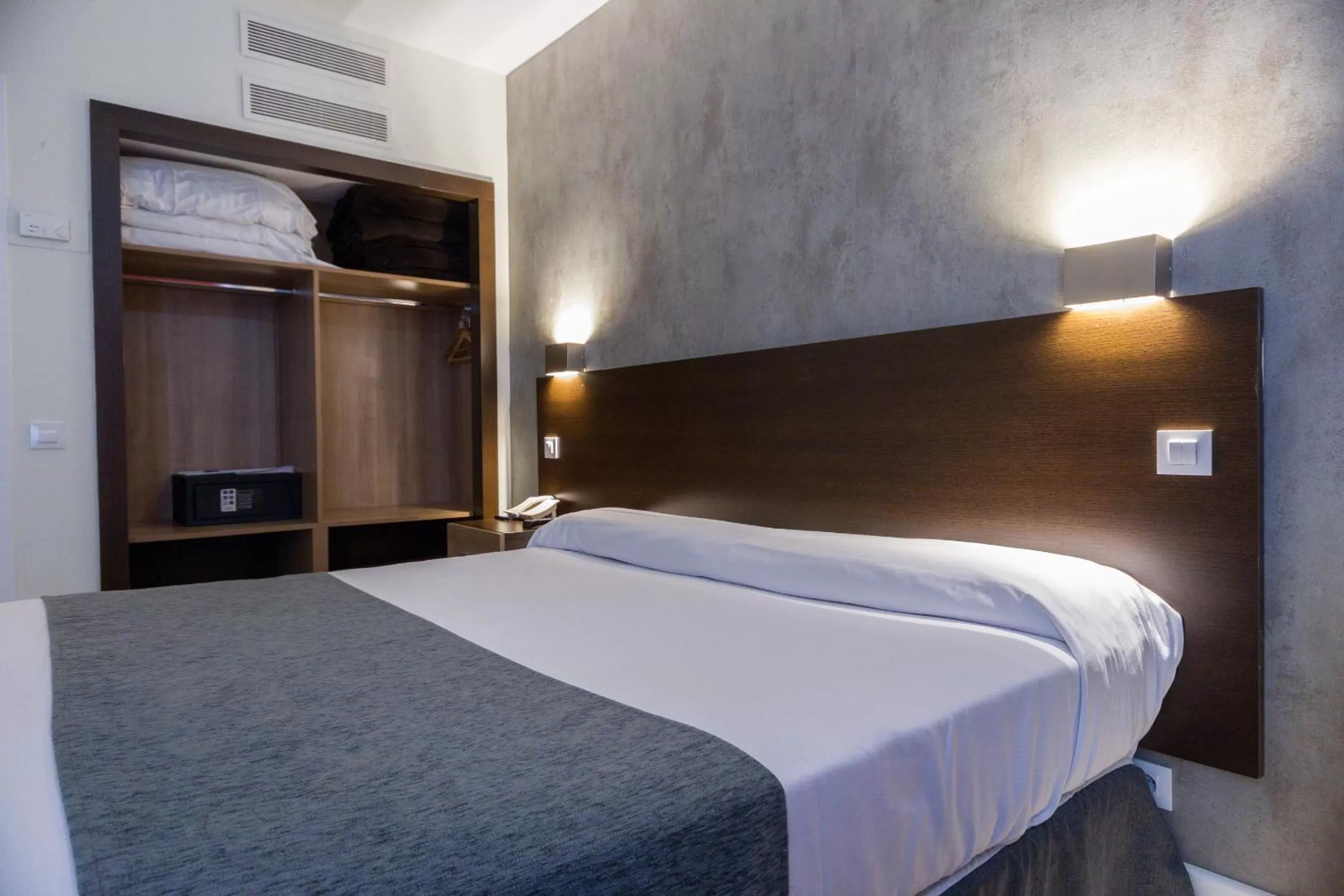 Bedroom, Bed in Apartamentos Recoletos