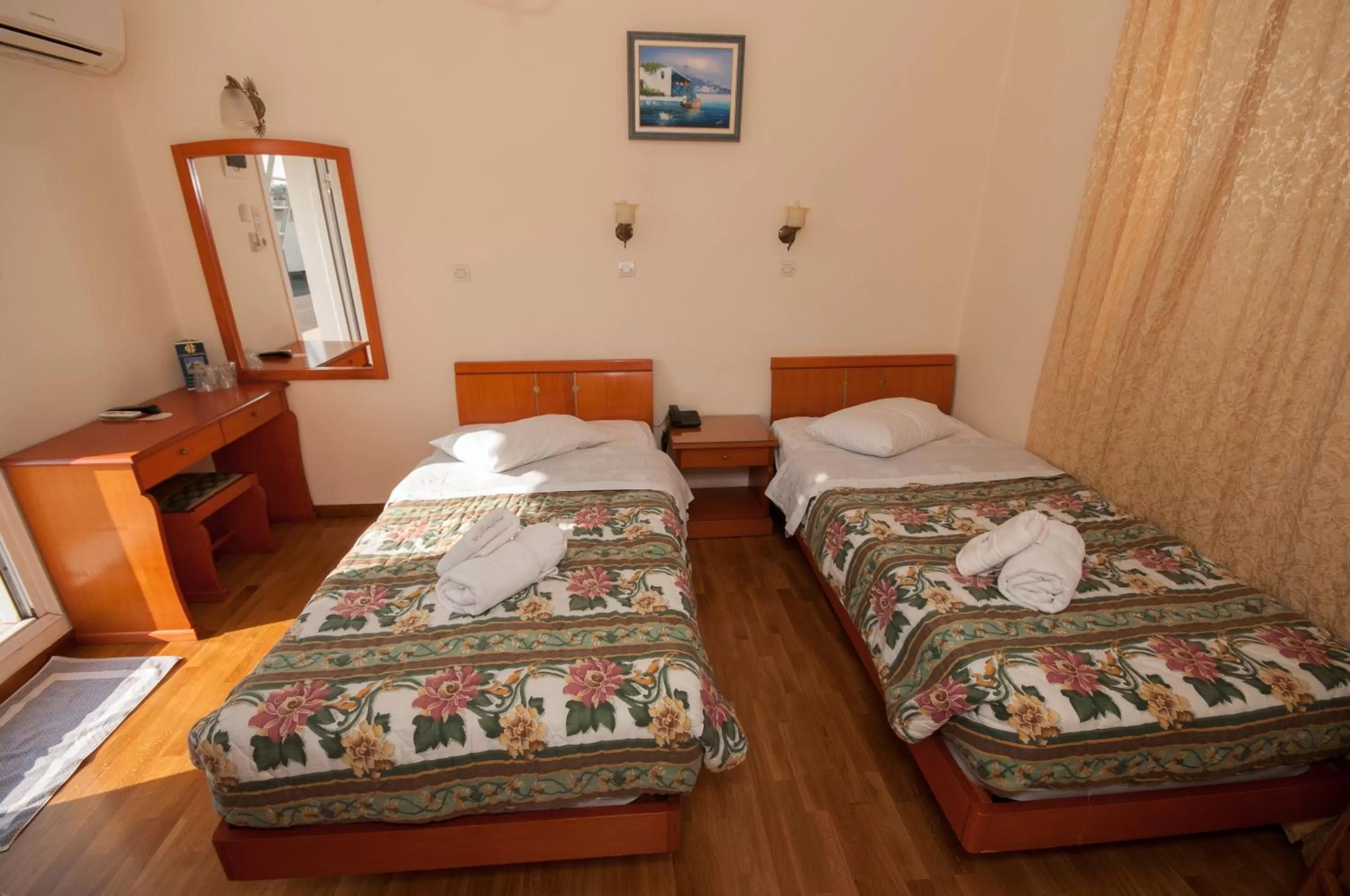 Landmark view, Bed in Cecil Hotel