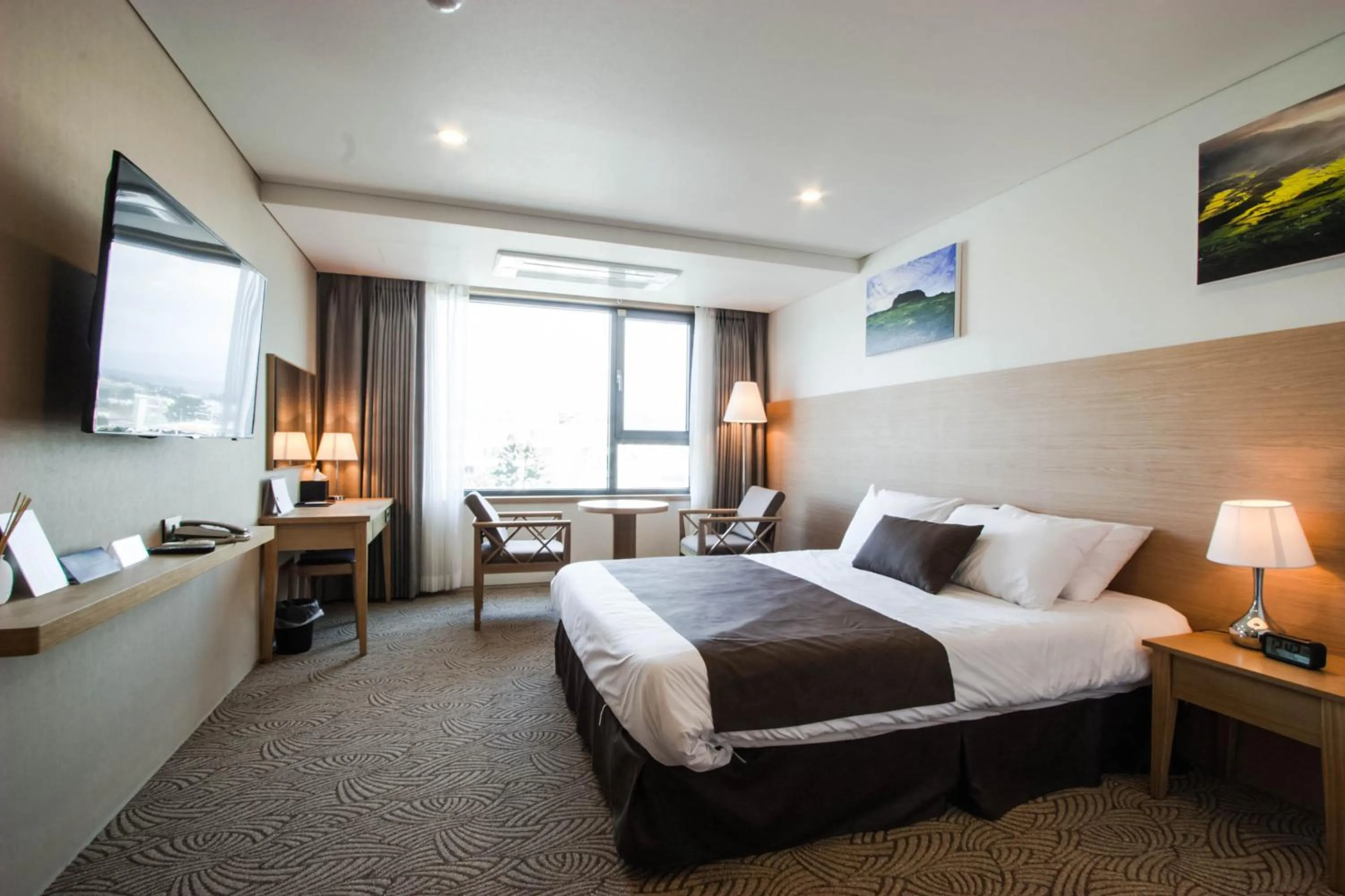 Photo of the whole room, Bed in Benikea Jungmun Hotel