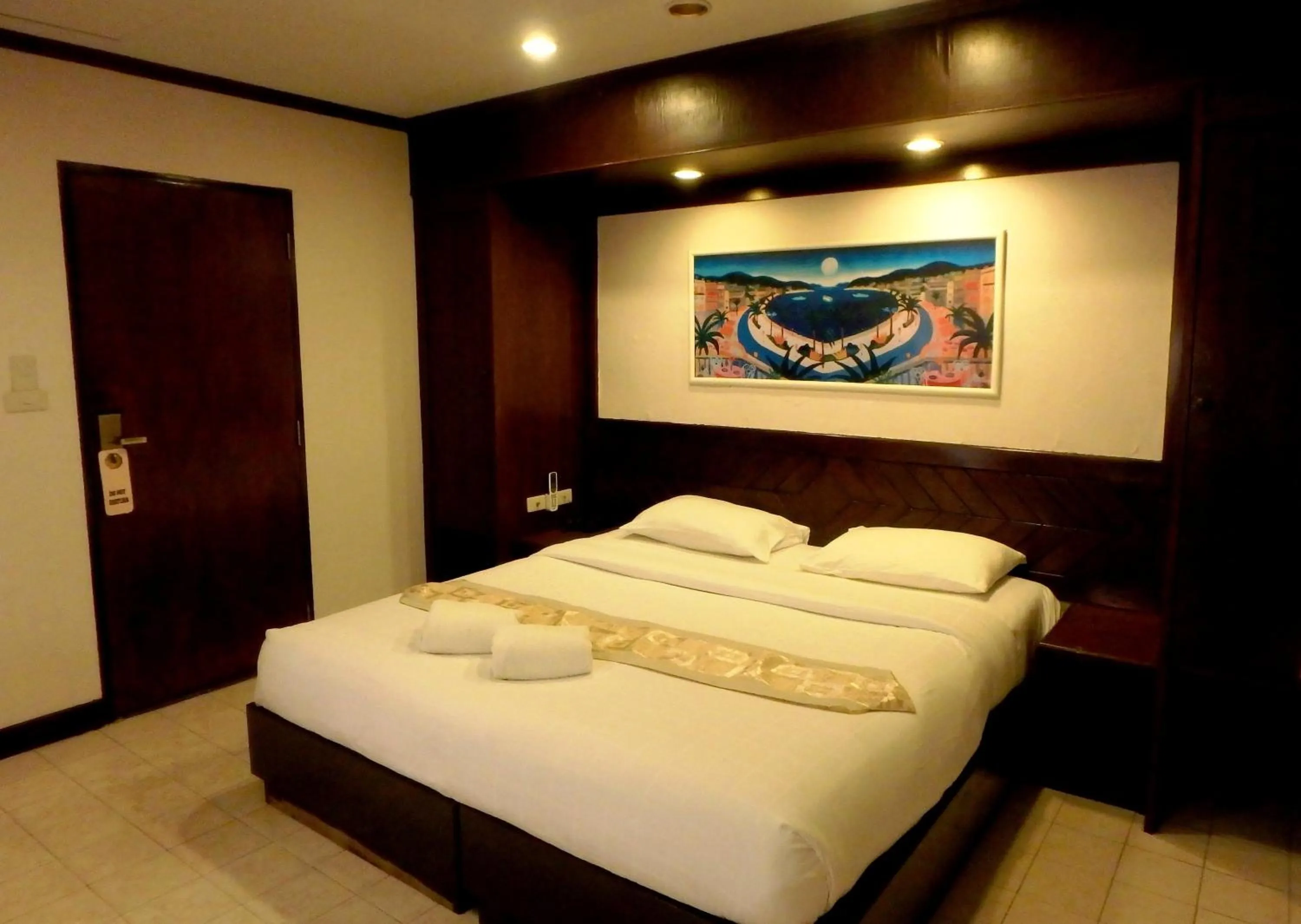 Photo of the whole room, Bed in Karon Cafe Inn