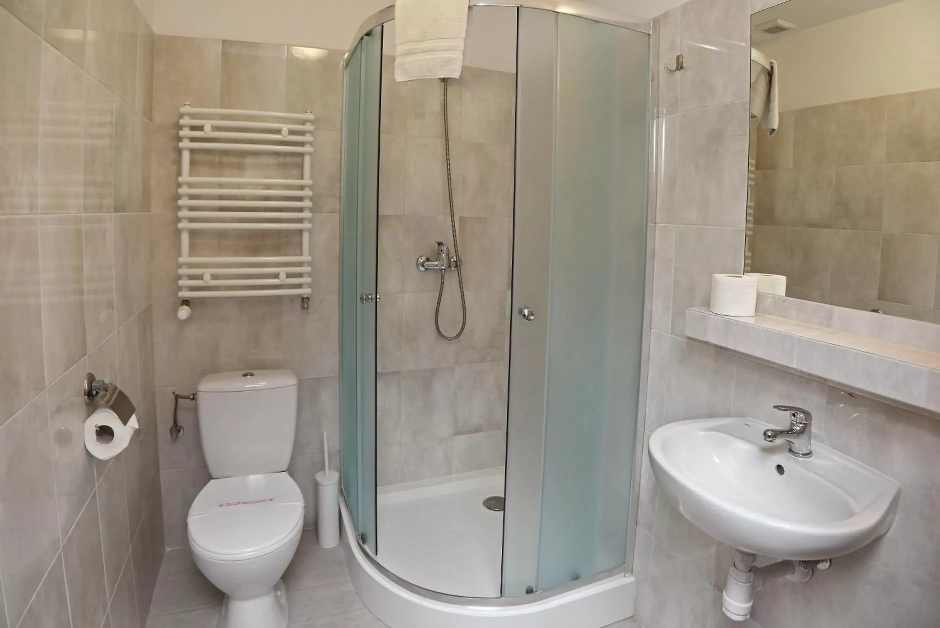 Quadruple Room with Bathroom in Hotel Przystanek Torun Quadruple Room with Bathroom in Hotel Przystanek Torun