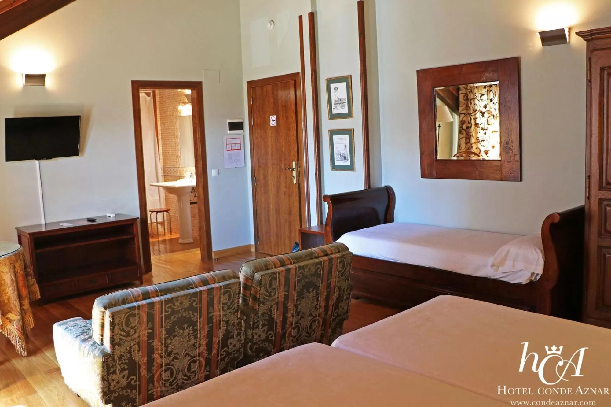 Photo of the whole room, Bed in Conde Aznar