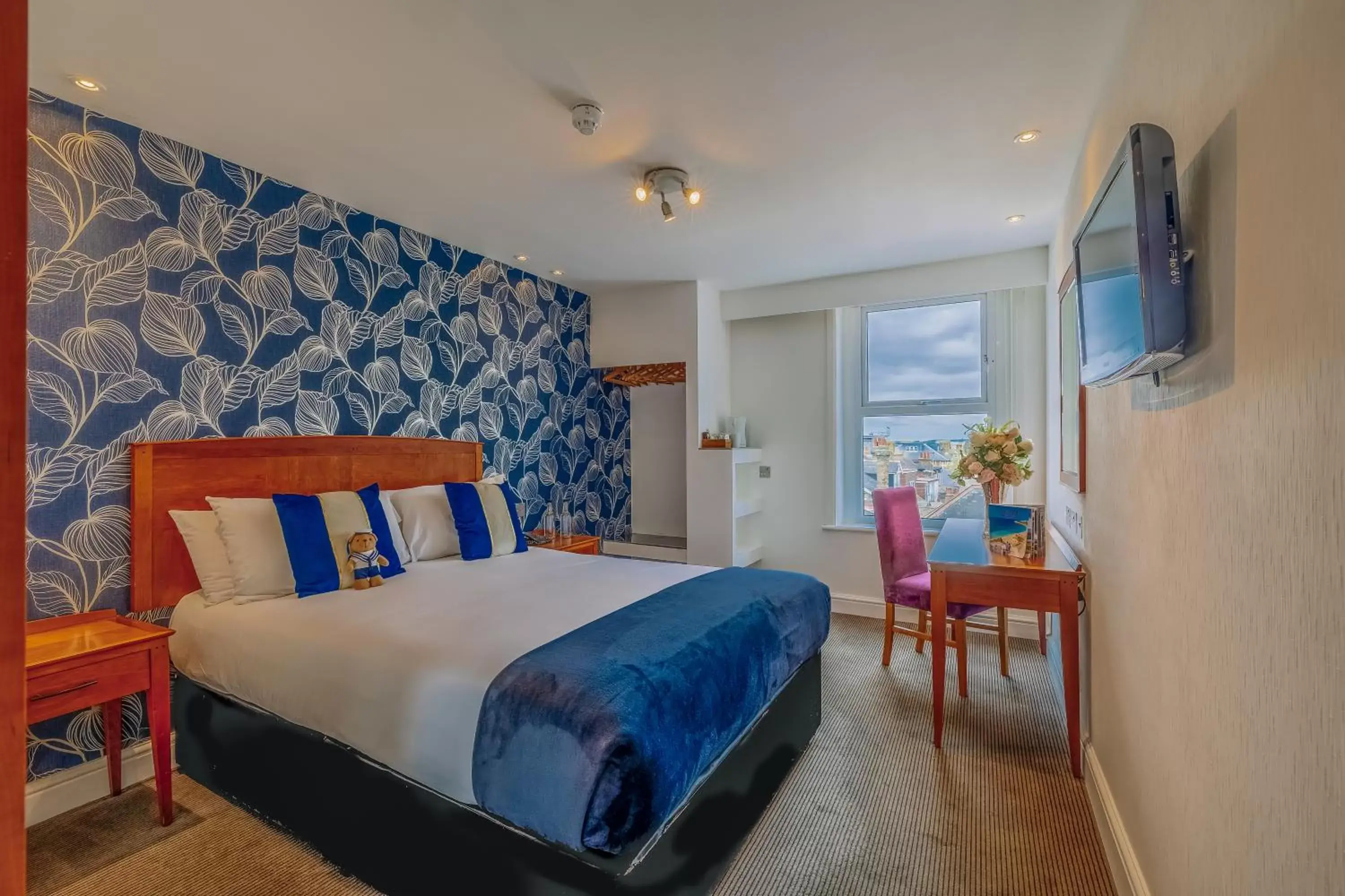 Standard Double Room in Muthu Westcliff Hotel (Near London Southend Airport) Standard Double Room in Muthu Westcliff Hotel (Near London Southend Airport)