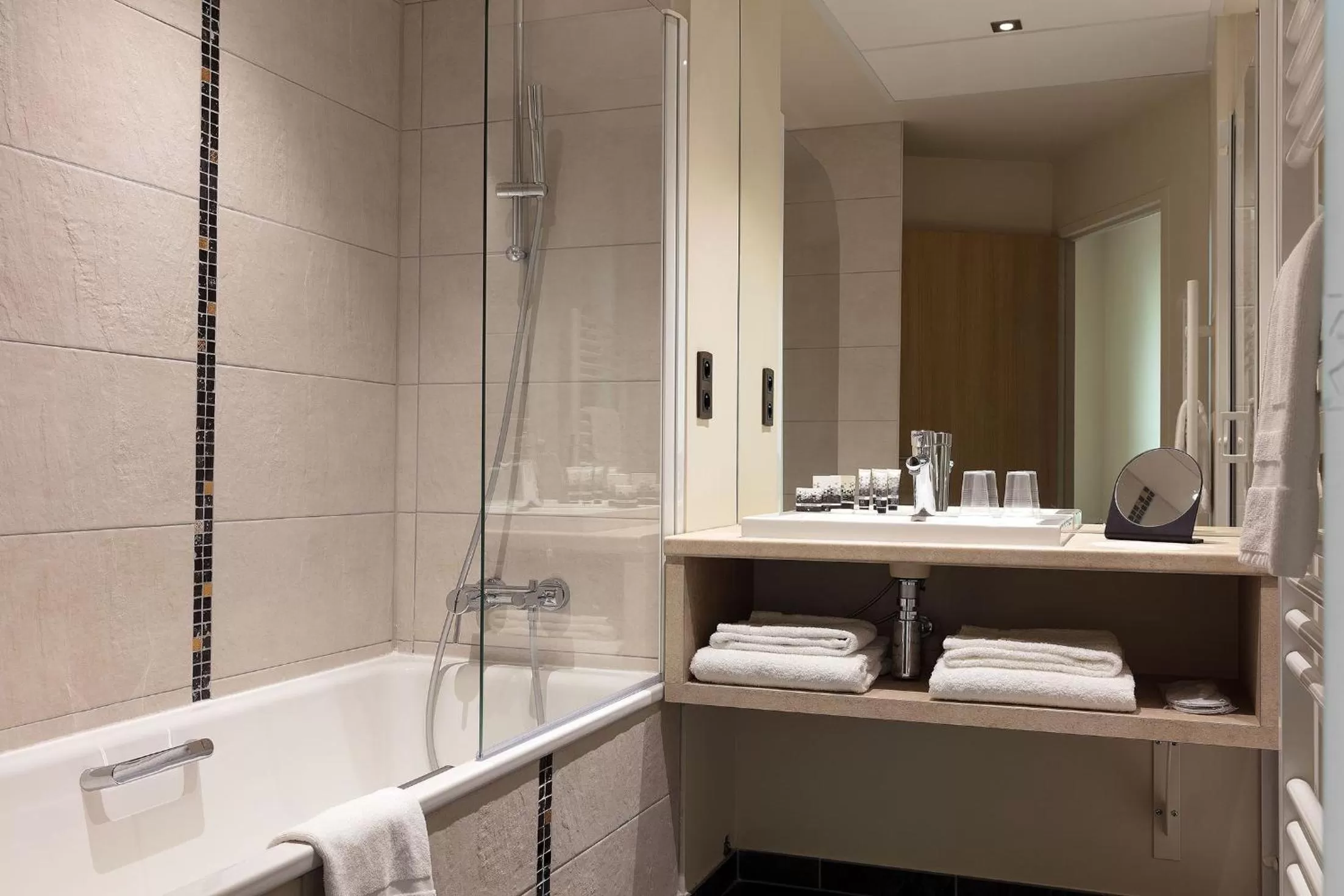 Bathroom in Best Western Plus Hôtel Escapade Senlis