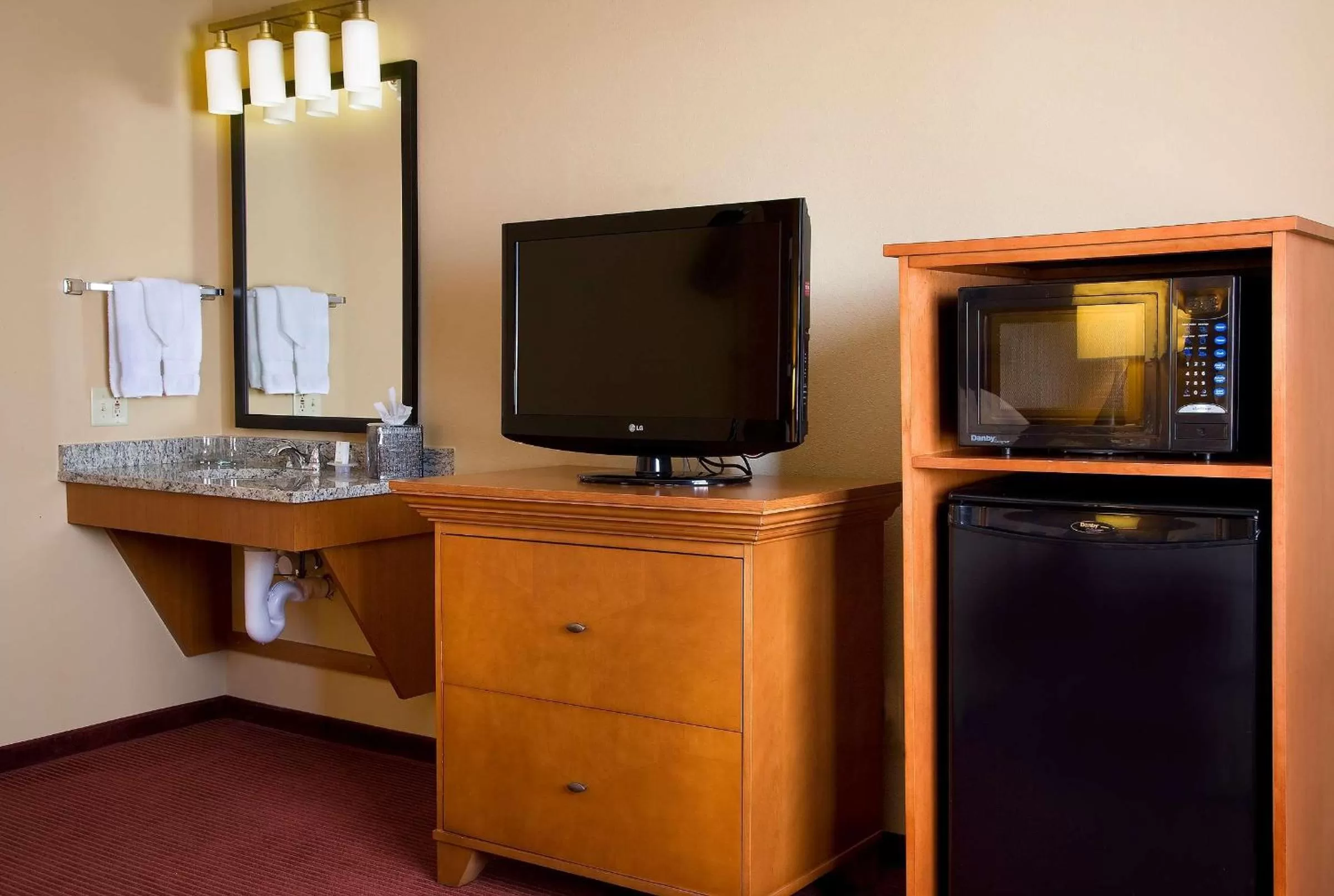 Bedroom in Embassy Suites by Hilton Kansas City International Airport