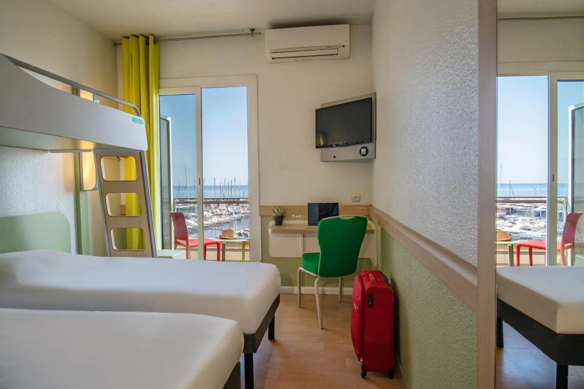 Bedroom, Bed in ibis budget Menton Bord de Mer