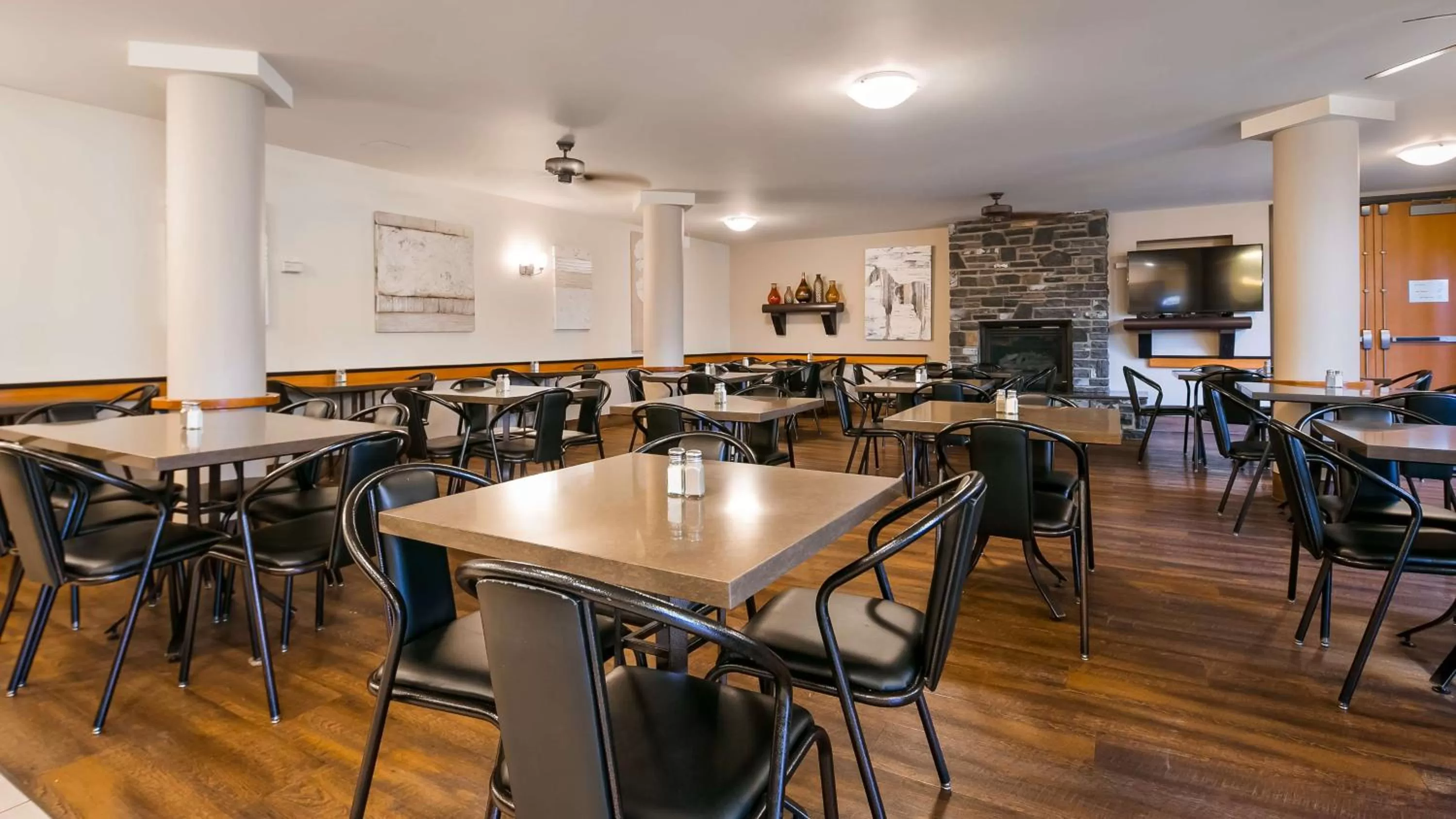 Restaurant/places to eat in Pocaterra Inn & Waterslide