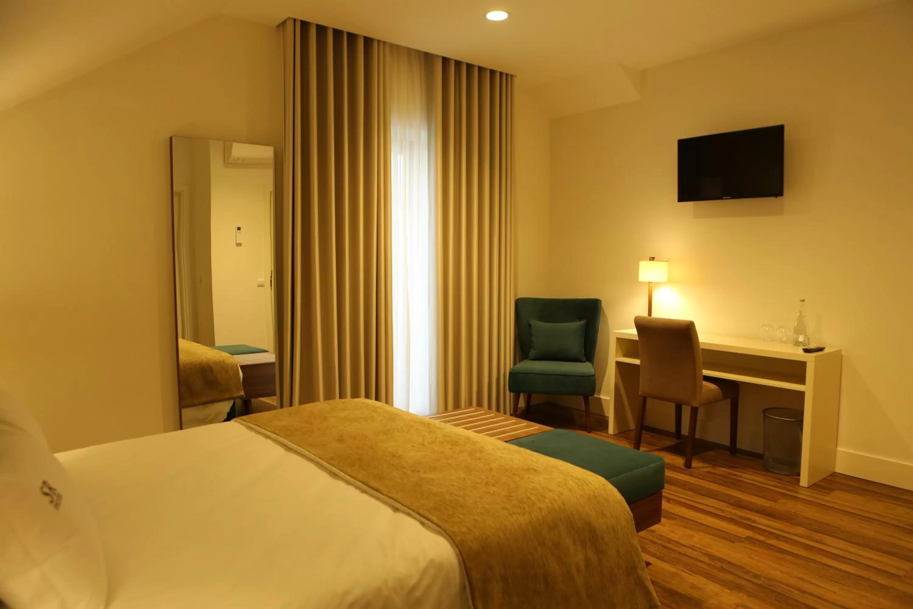 Bedroom, Bed in Hotel Solar do Rebolo