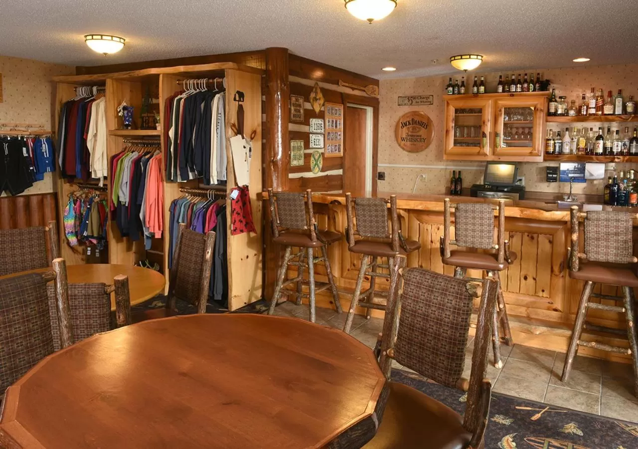 On-site shops in Cedar Creek Hotel Wausau - Rothschild