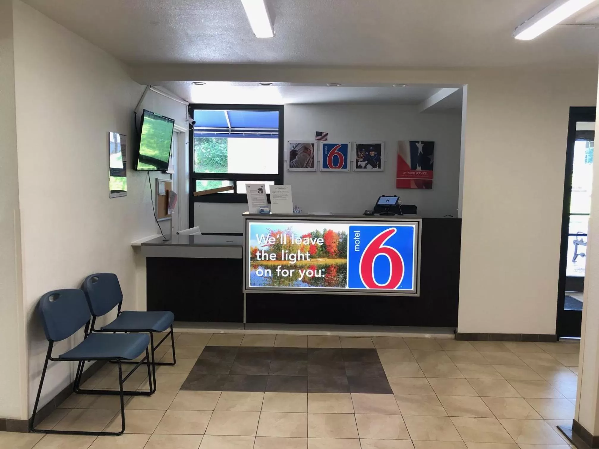 Communal lounge/ TV room in Motel 6-Nashville, TN - Airport